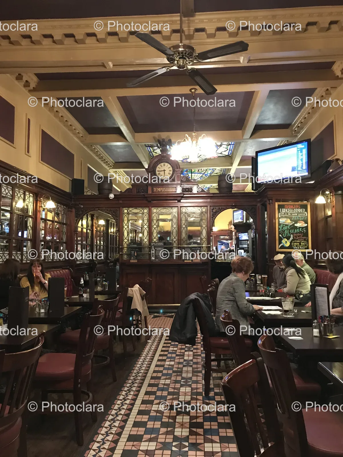 Cozy-Dining-Room-With-Clock.jpg