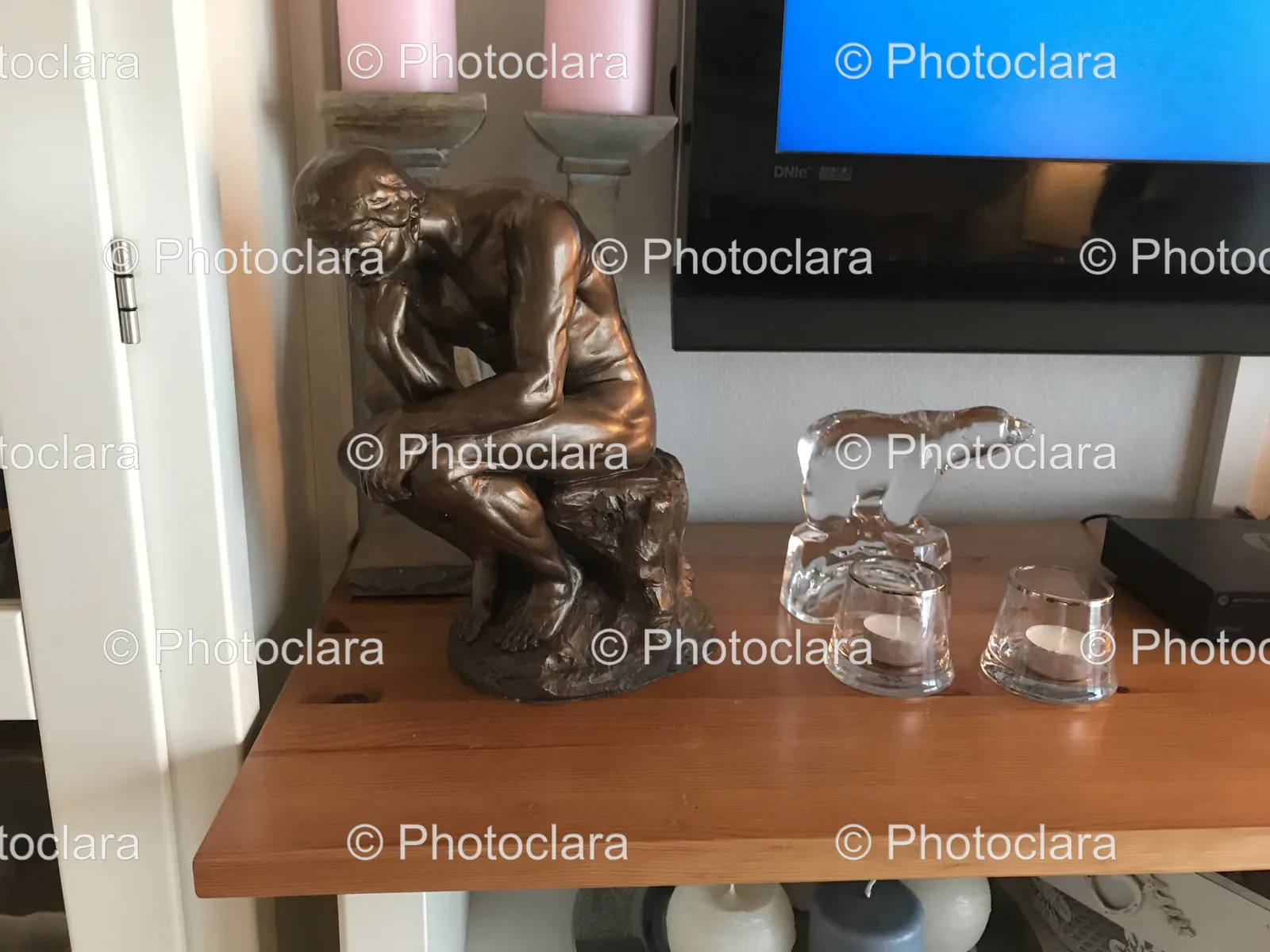 Elegant-Statue-on-a-Shelf.jpg