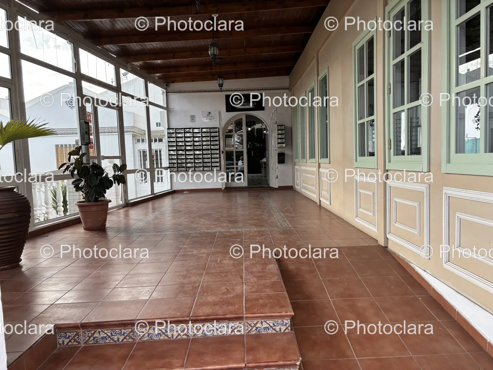 elegant-hallway-italian-styled-decor.jpg