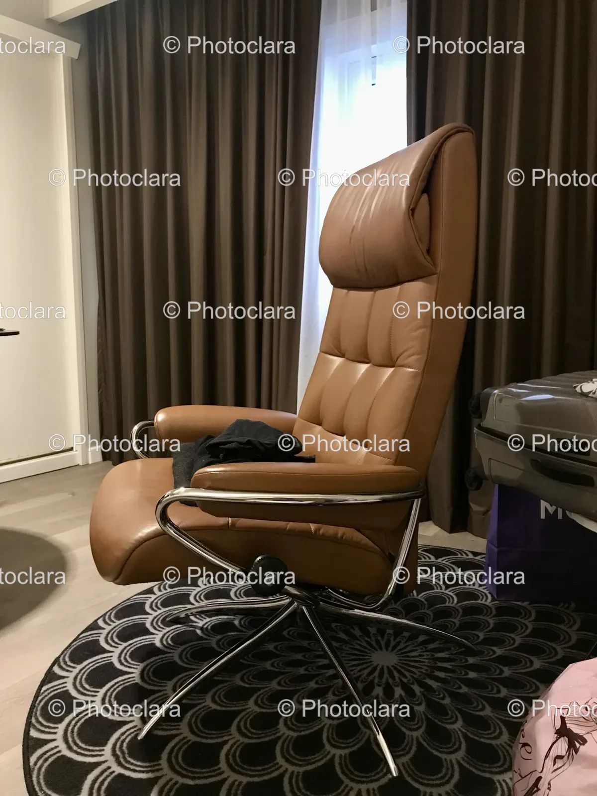 Elegant-Brown-Leather-Chair-Hotel-Room.jpg