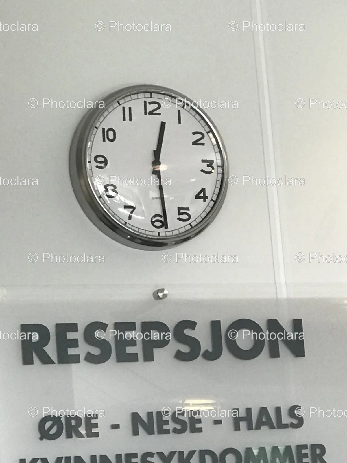 Elegant-Wall-Clock-in-Hotel-Lobby.jpg
