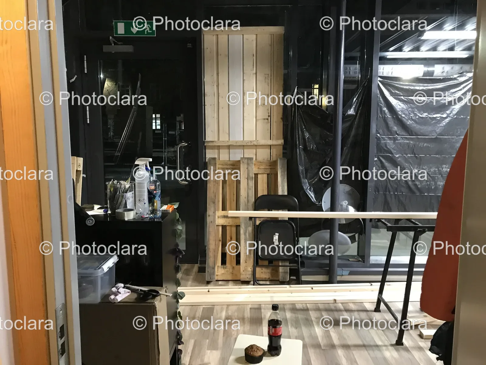 wood-pallet-room-with-table.jpg