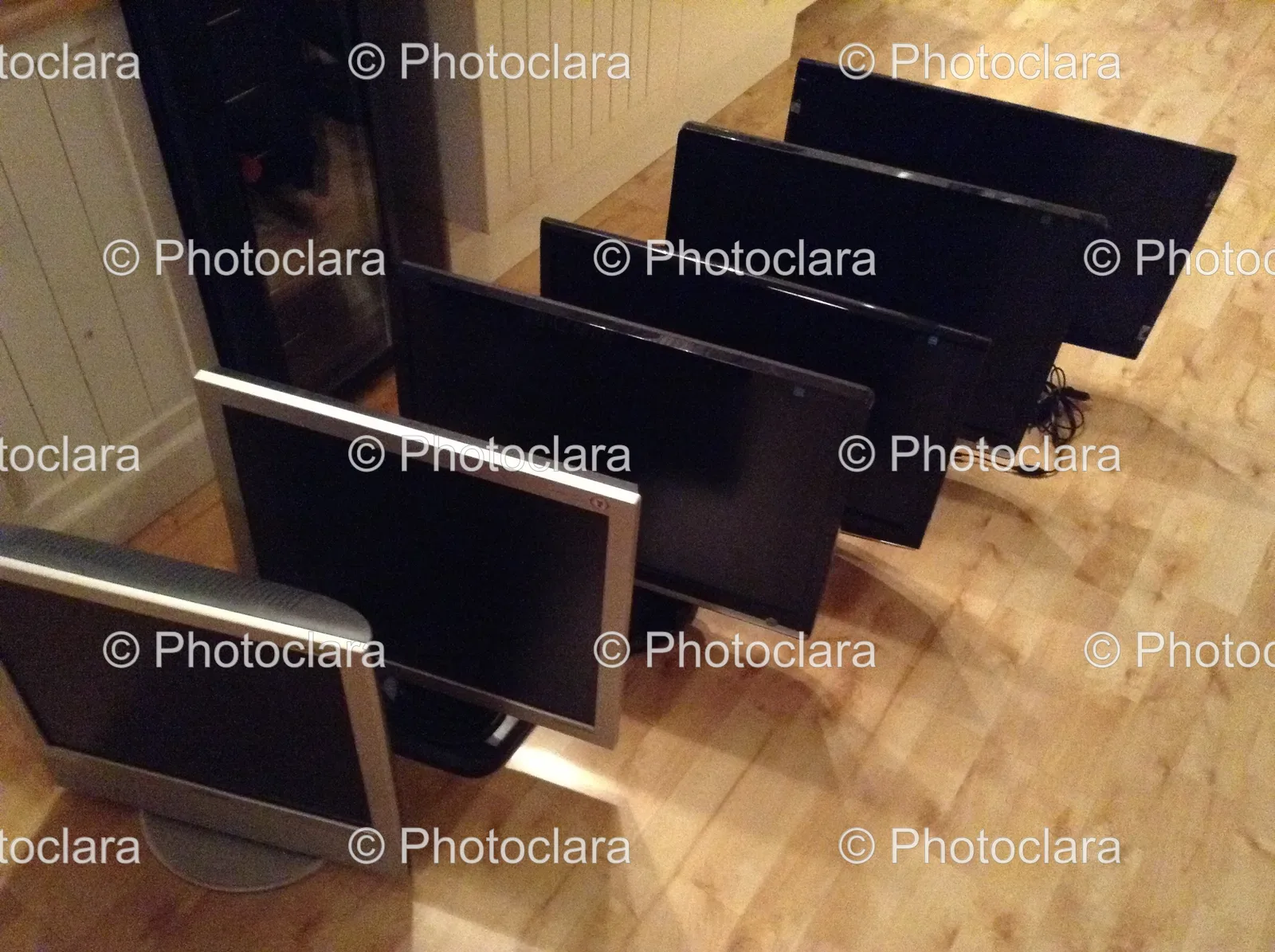 Spacious-Office-Setup-With-Monitors.jpg