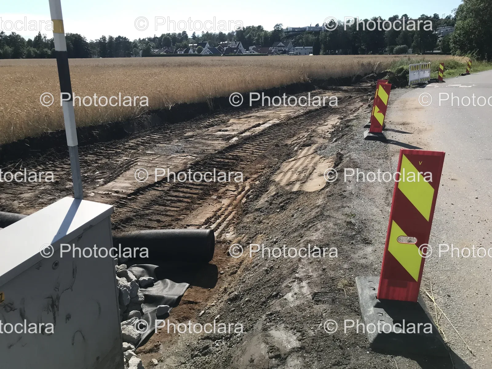Road-Construction-with-Dirt-Road-and-Road-Sign.jpg