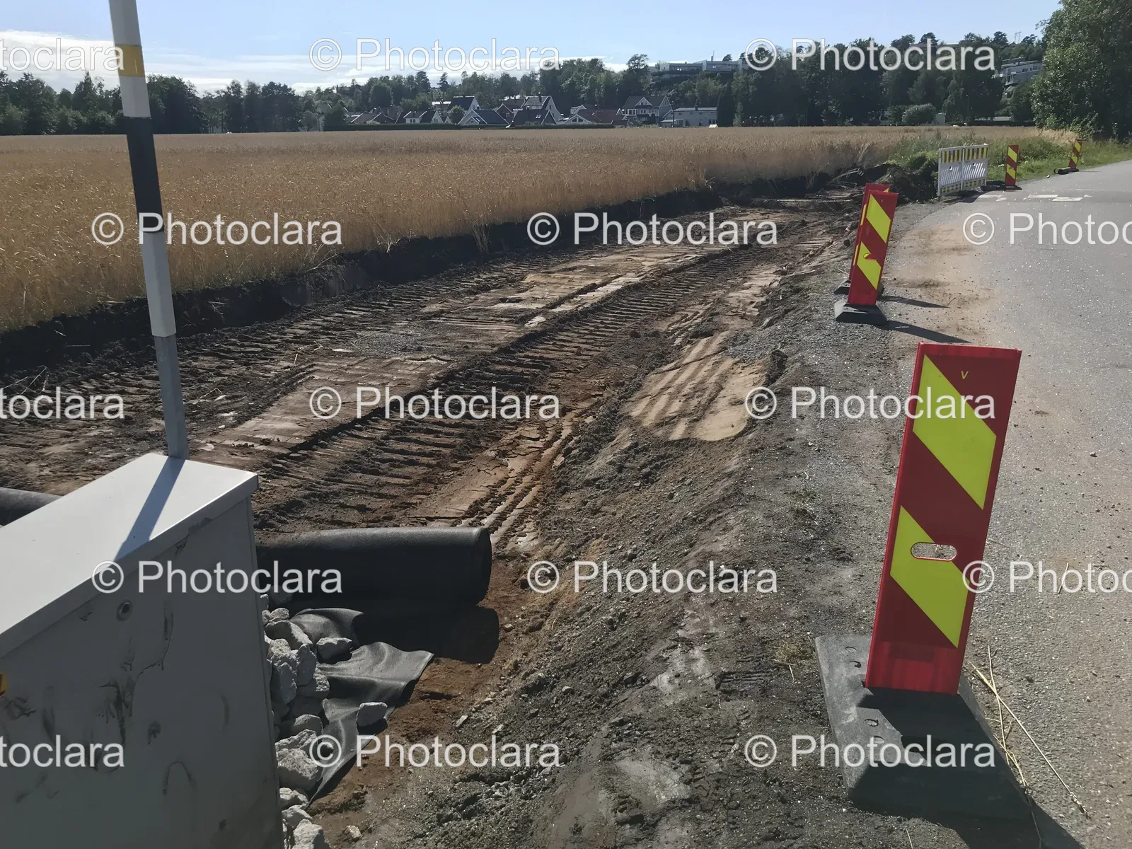 Road-Construction-with-Dirt-Road-and-Sign.jpg