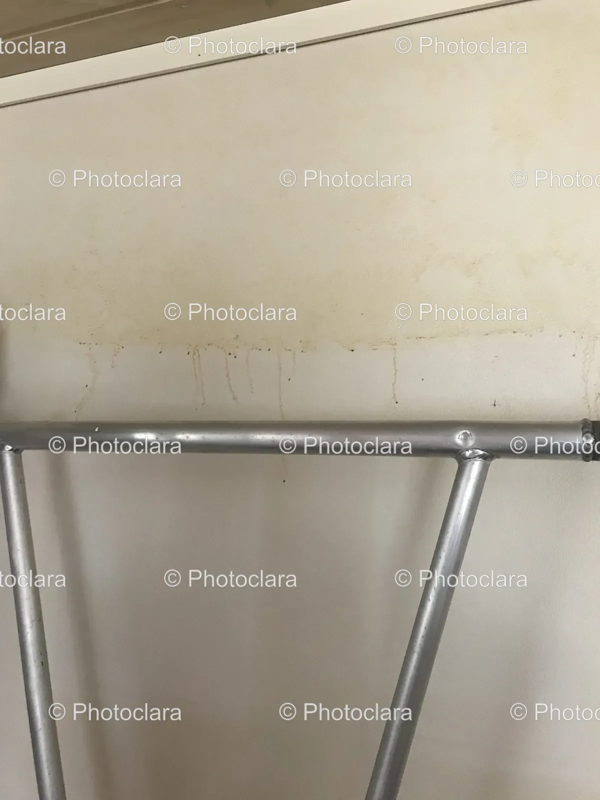 metal-bar-wall-stain.jpg