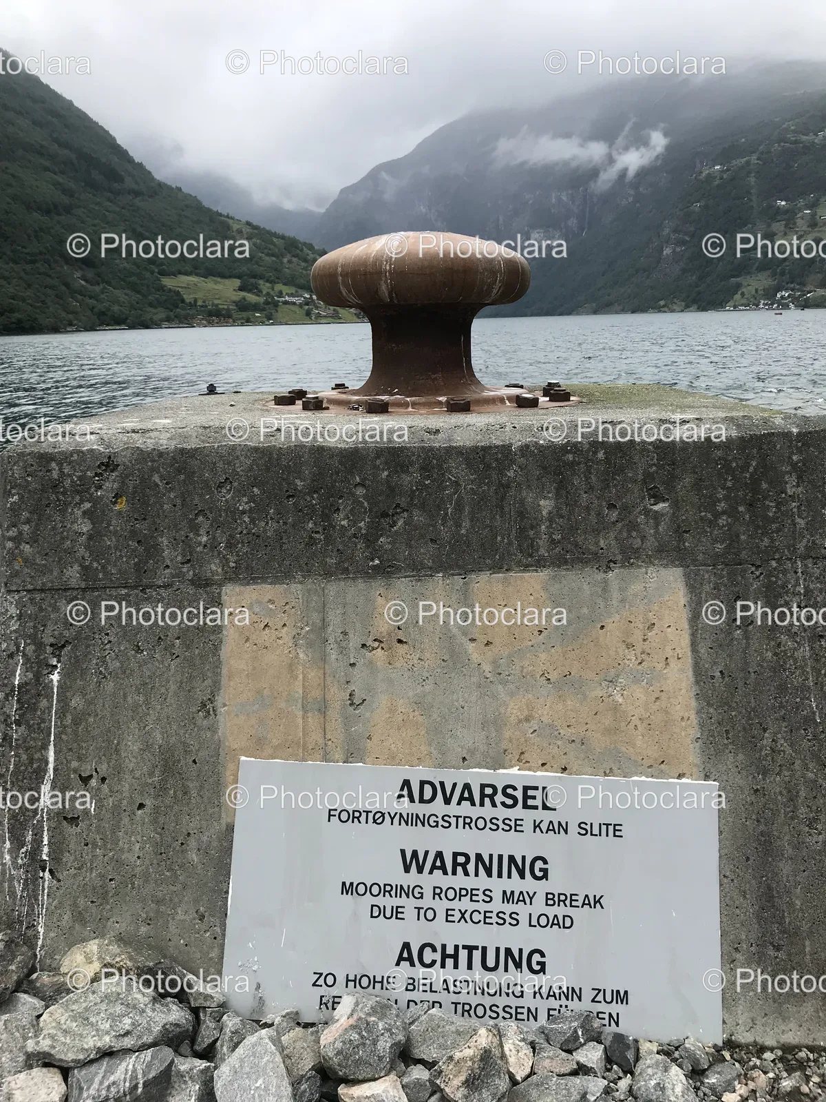 Cautionary-Sign-on-Concrete-Pillar.jpg