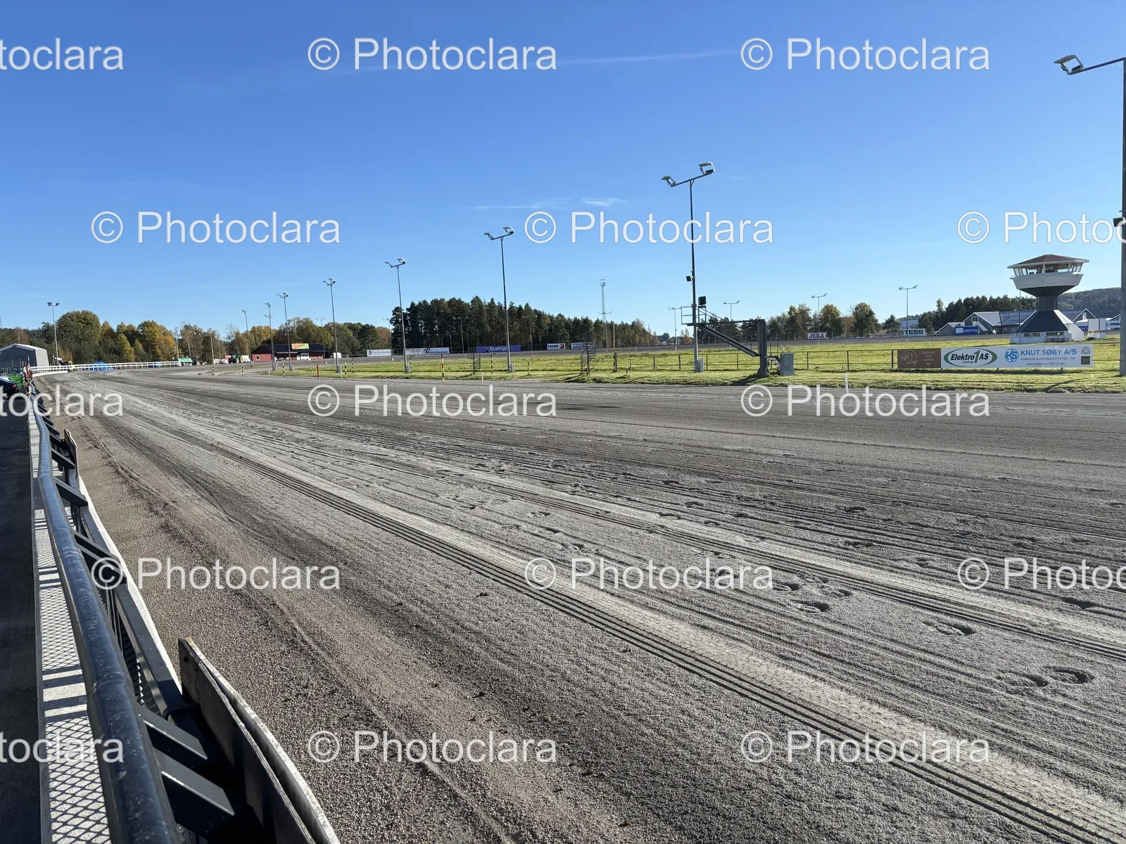 Rustic-Dirt-Track-with-Tire-Patterns.jpg