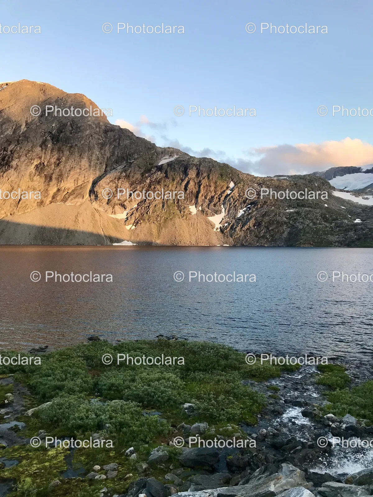 lake-with-majestic-mountain-background.jpg