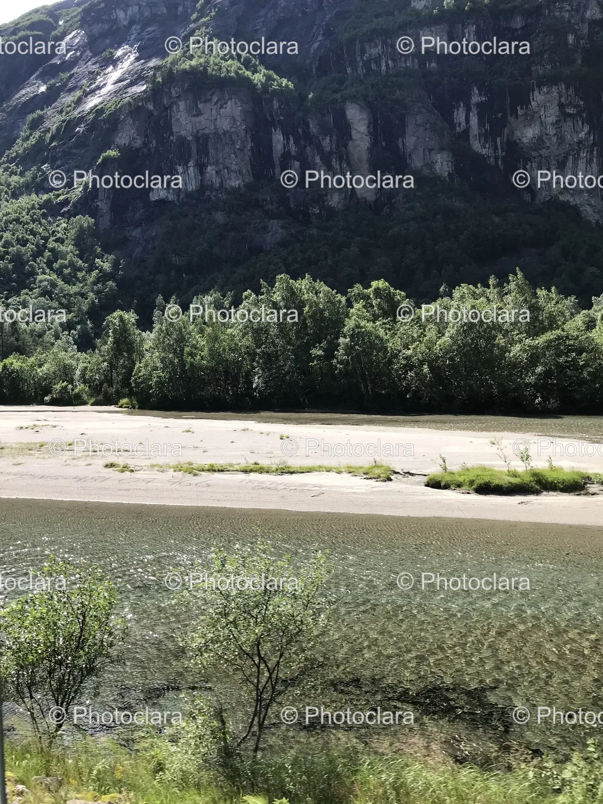 Tranquil-River-and-Mountain-Landscape.jpg