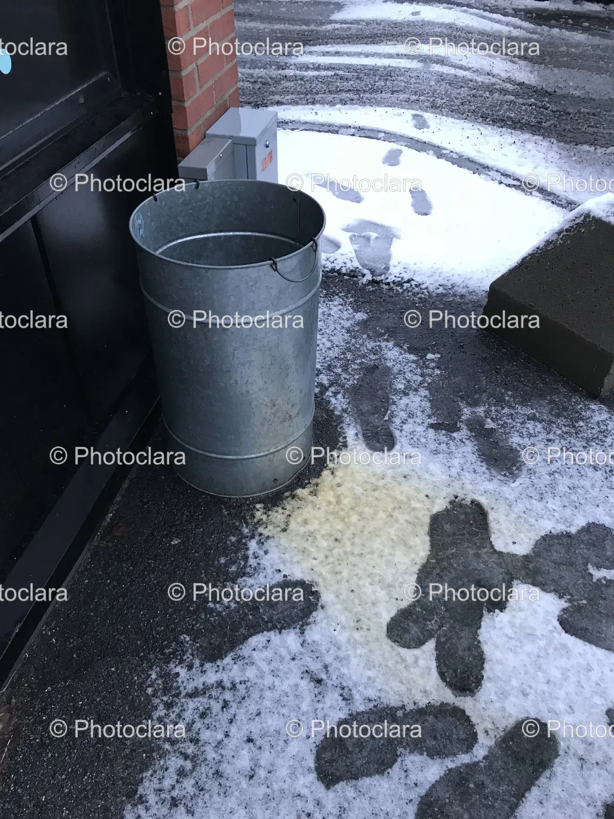 trash-can-on-a-snowy-street.jpg