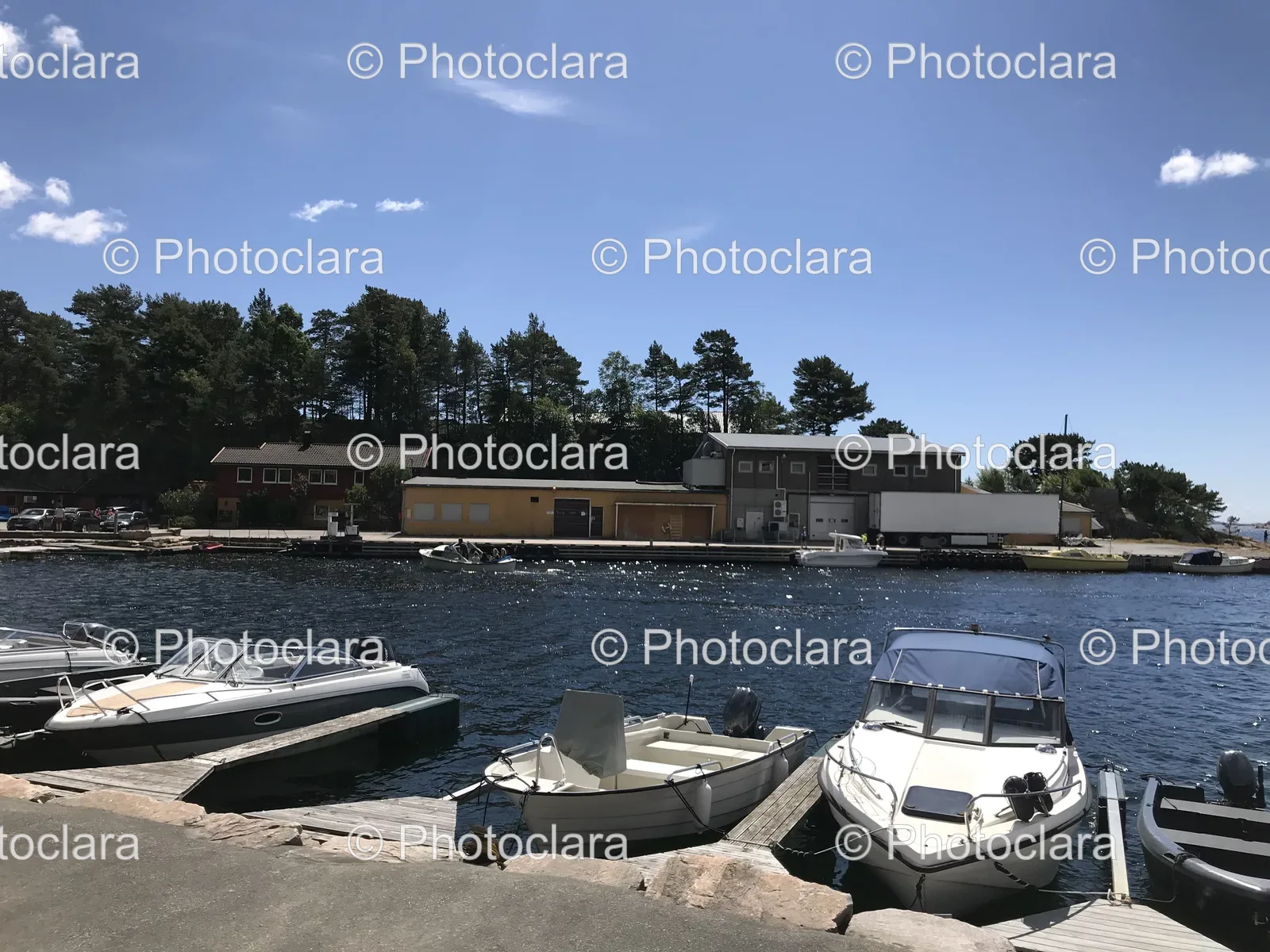 boats-docked-by-the-lakehouse.jpg