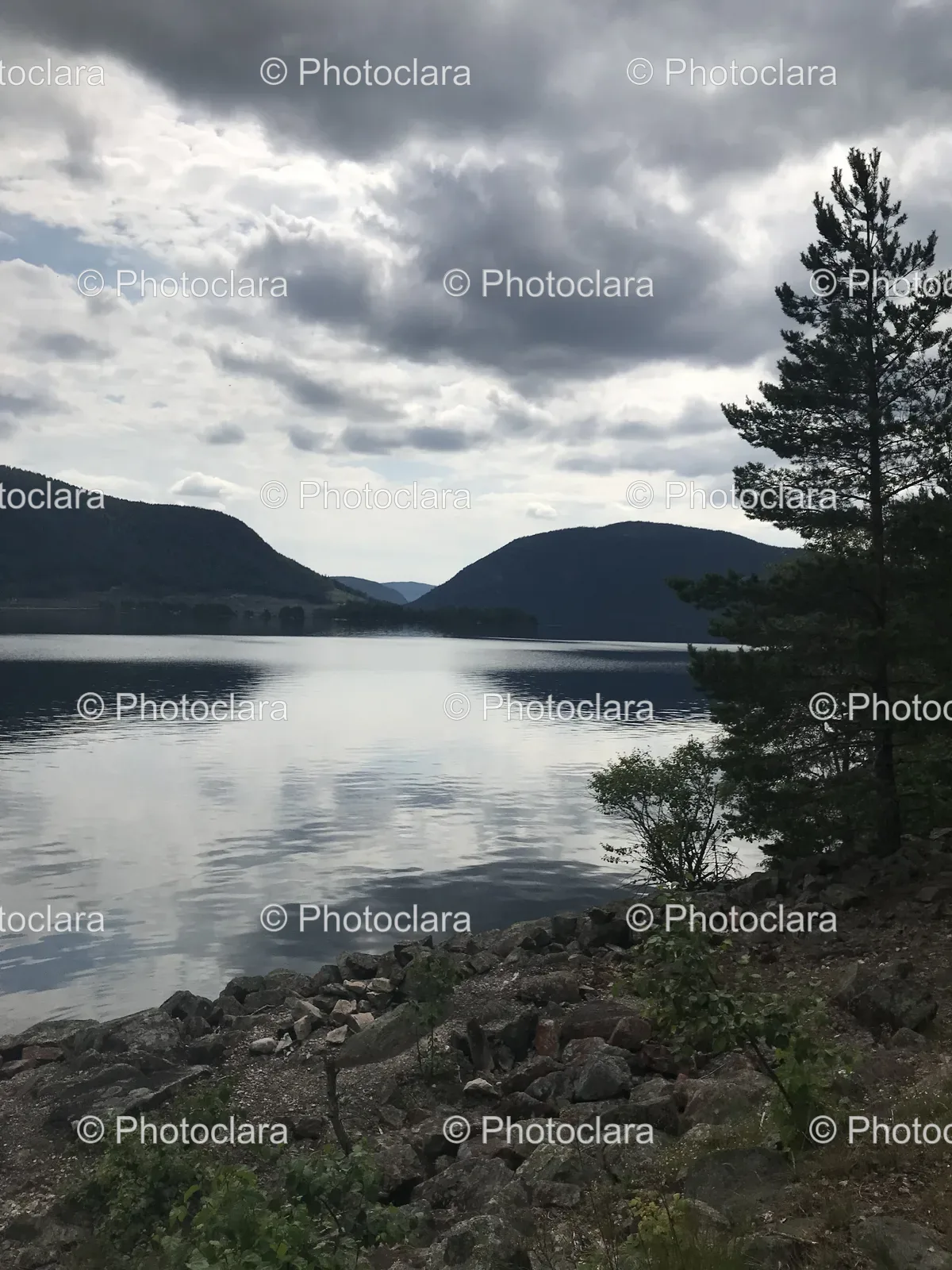 Serene-Lake-with-Mountain-Backdrop.jpg