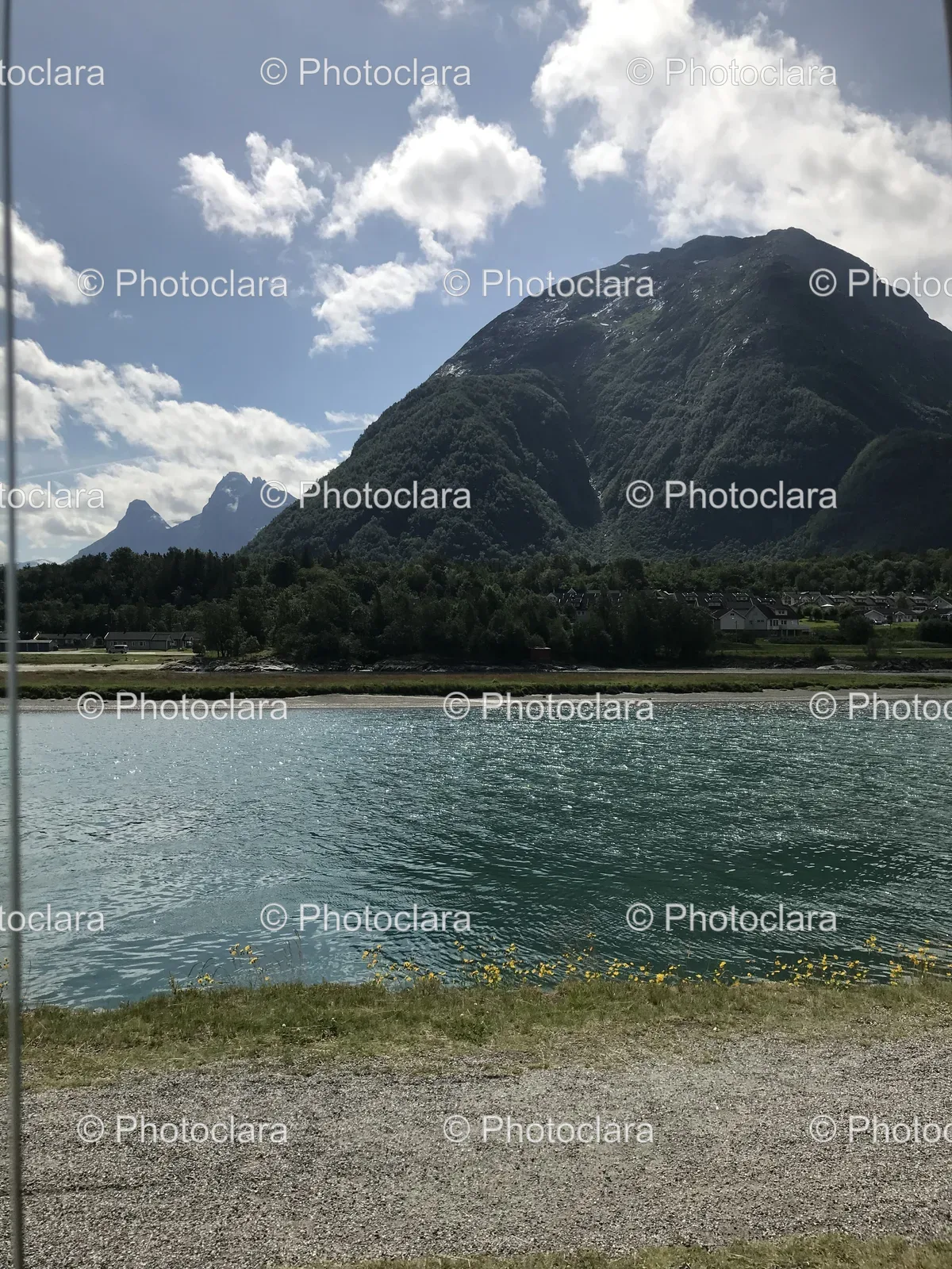 Serene-Lake-with-Majestic-Mountain-Background.jpg