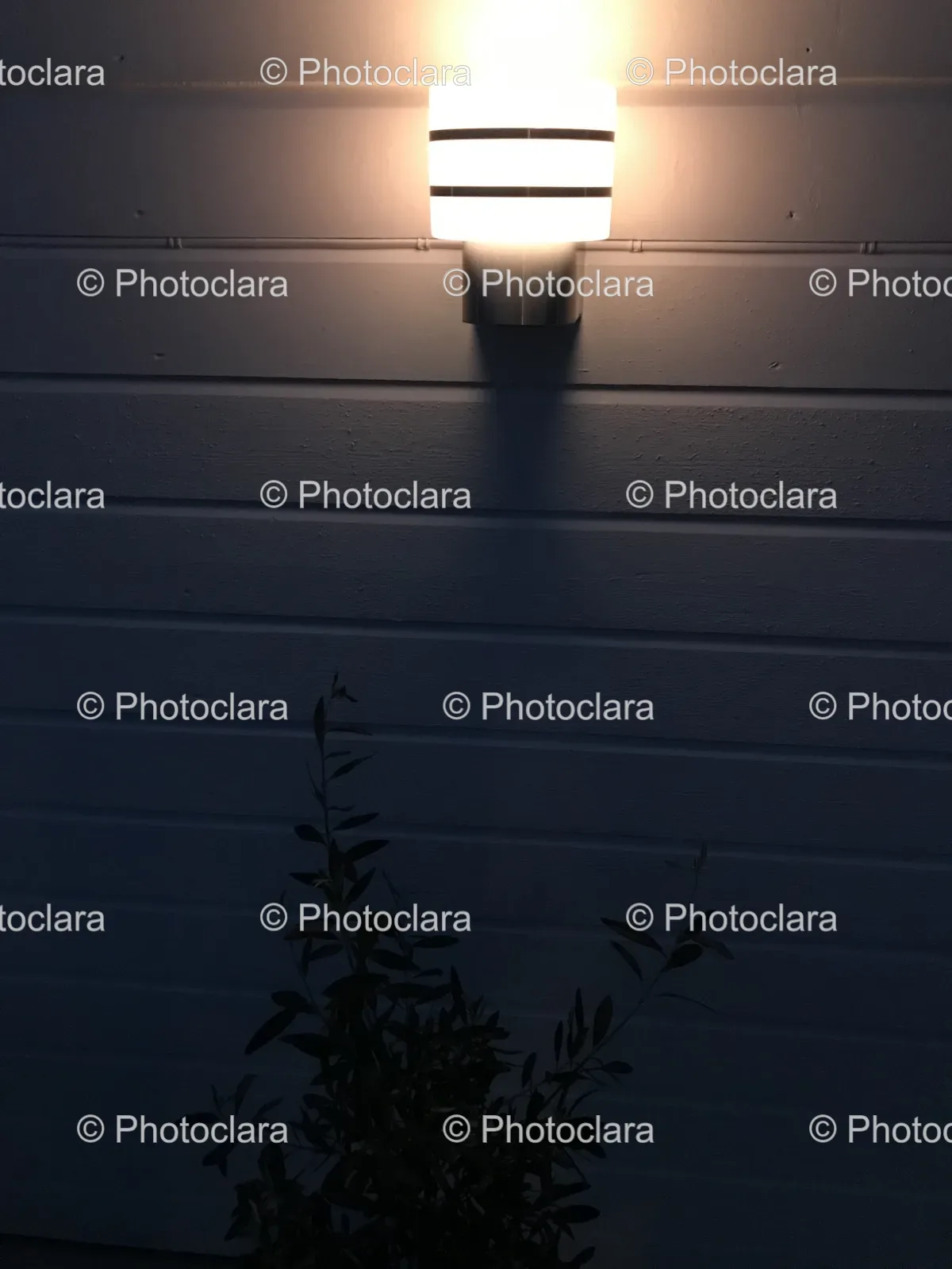 wall-light-at-night.jpg