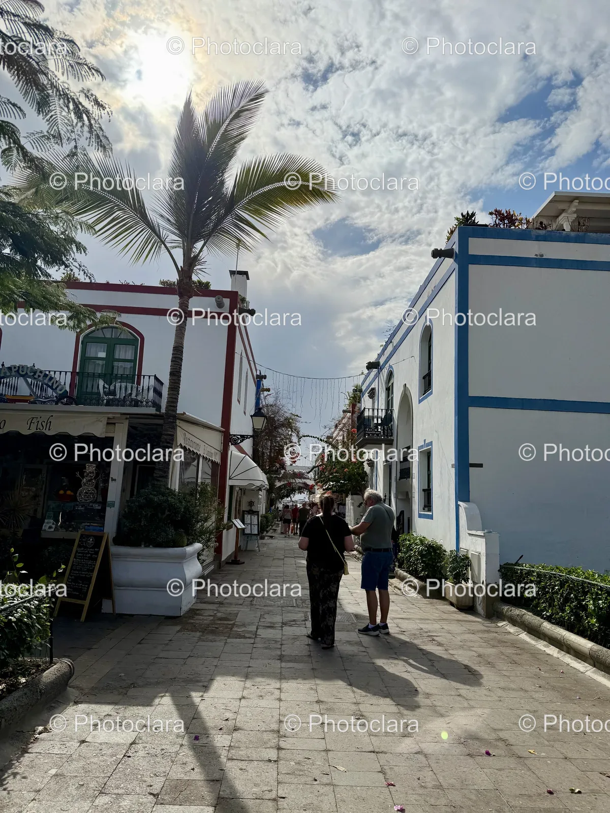sidewalk-strolling-urban-life-captured.jpg