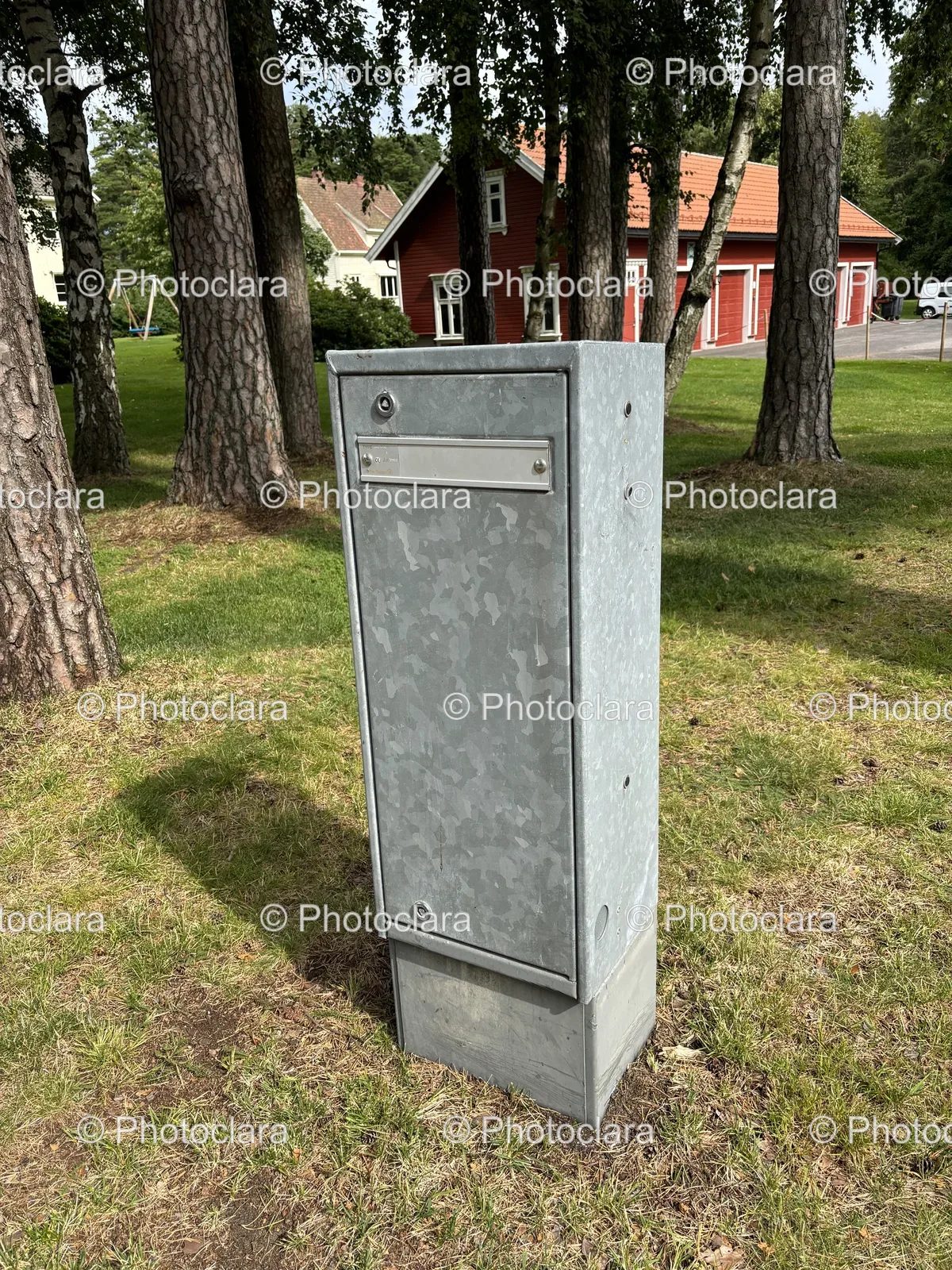 metal-box-grassy-cemetery.jpg