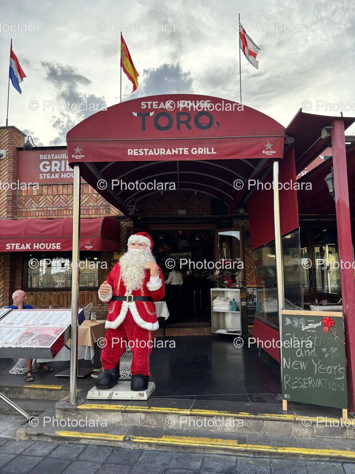 Santa-Claus-Statue-at-Steak-House.jpg