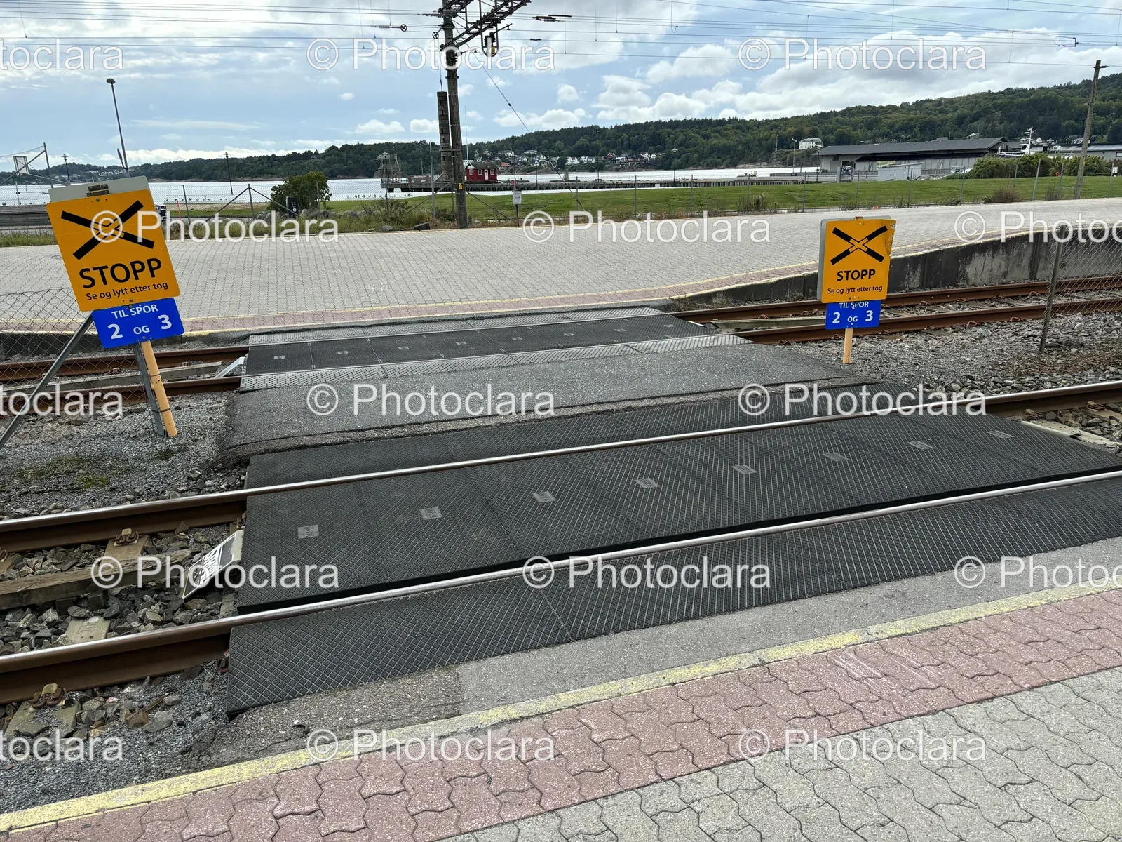 Railway-Tracks-STOPP-Signs.jpg