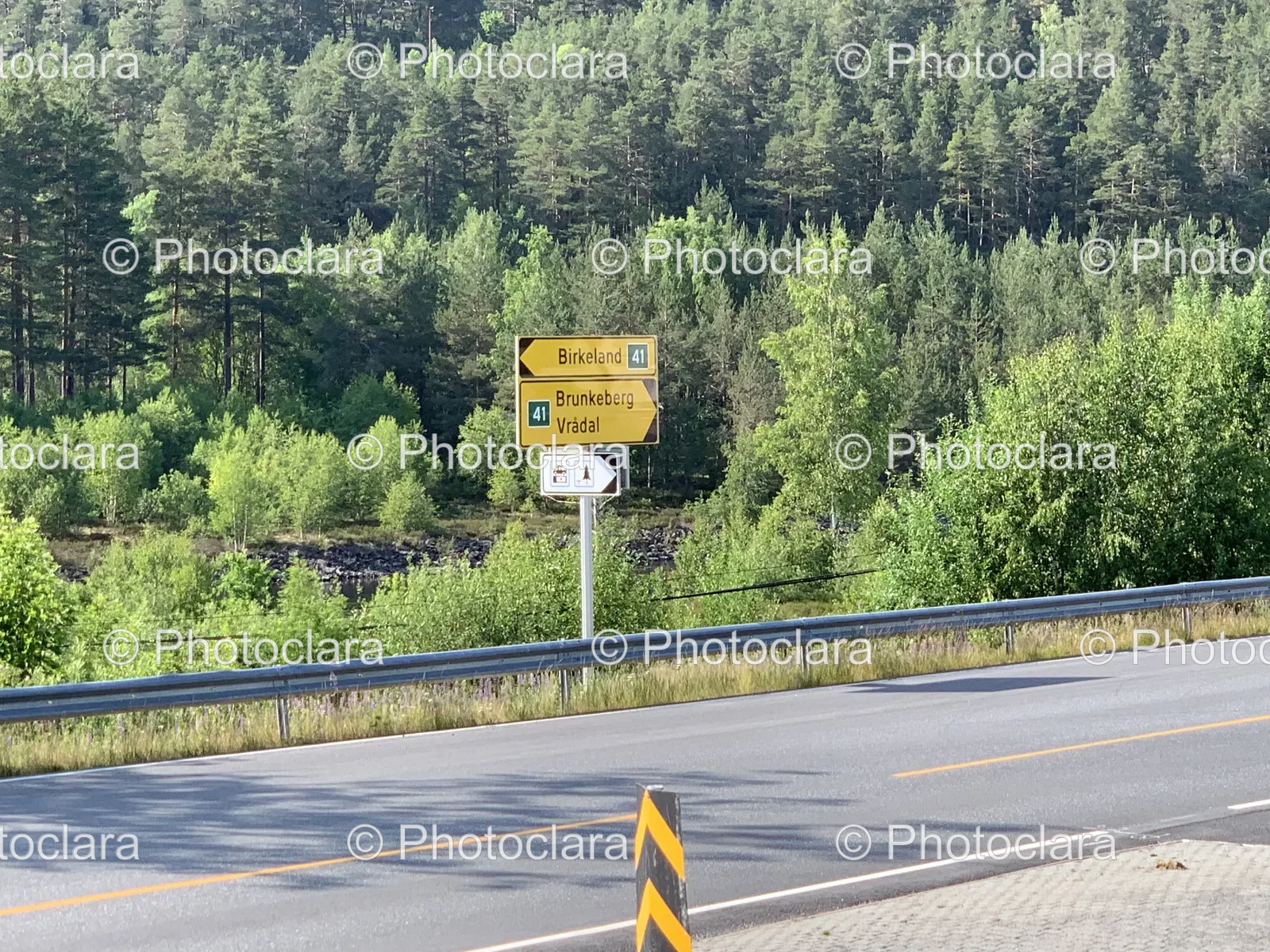 road-sign-scenic-outdoor-setting.jpg