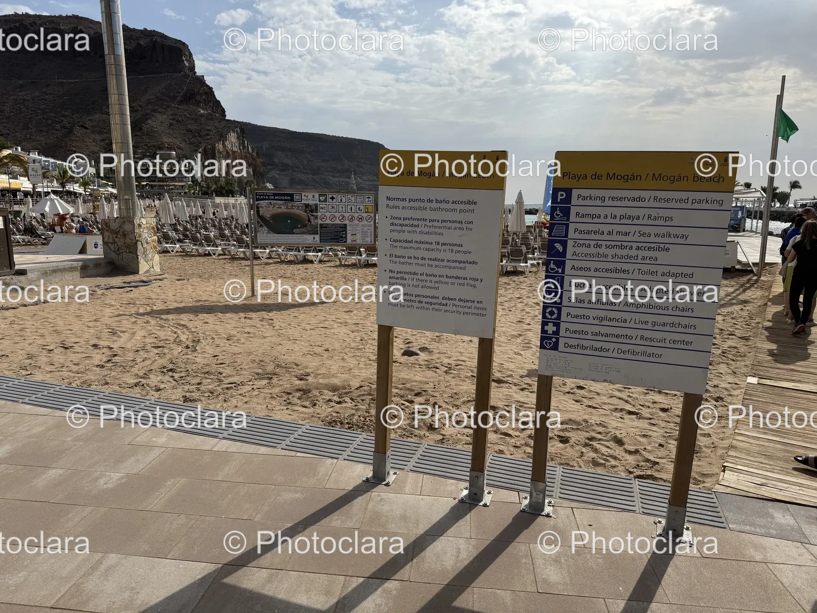 Sidewalk-Sign-of-Mogan-Beach.jpg