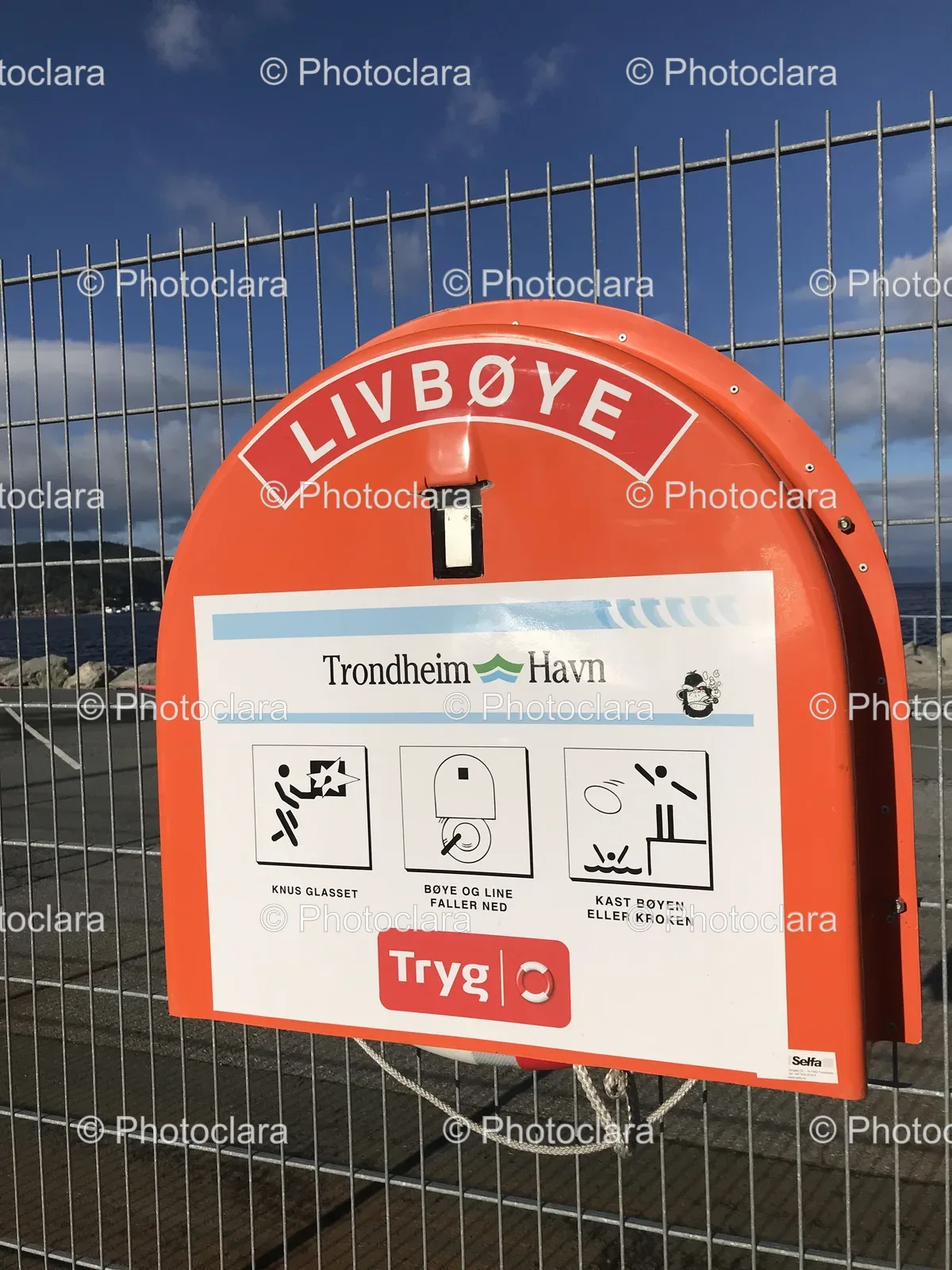 Trondheim-Havn-Lifebuoy-Sign-Fence.jpg