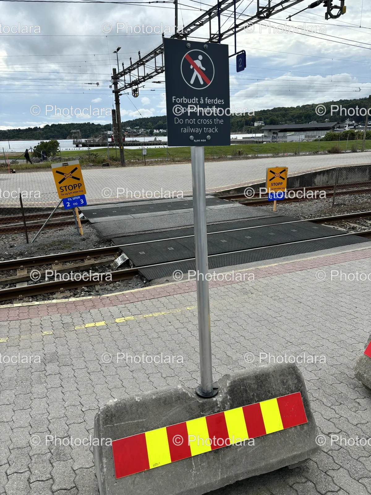 Warning-Sign-Next-to-Train-Track.jpg