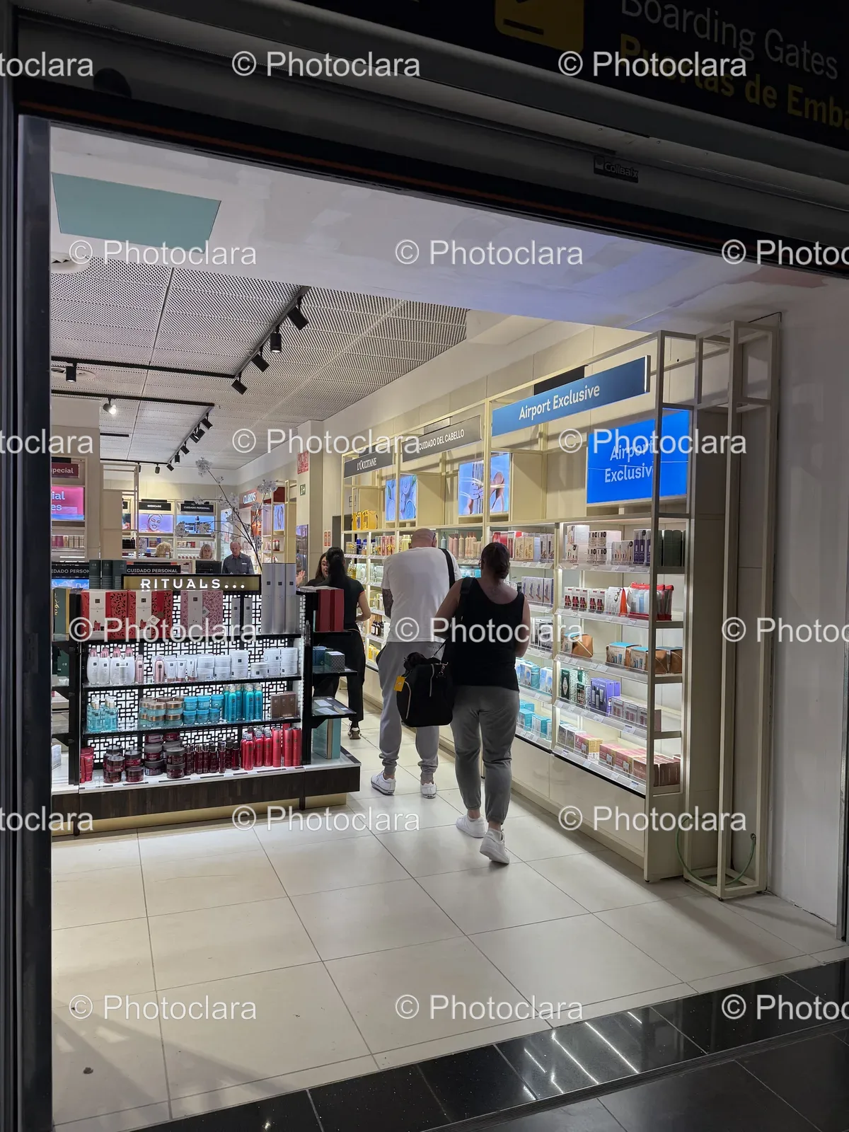 Bustling-Airport-Storefronts.jpg
