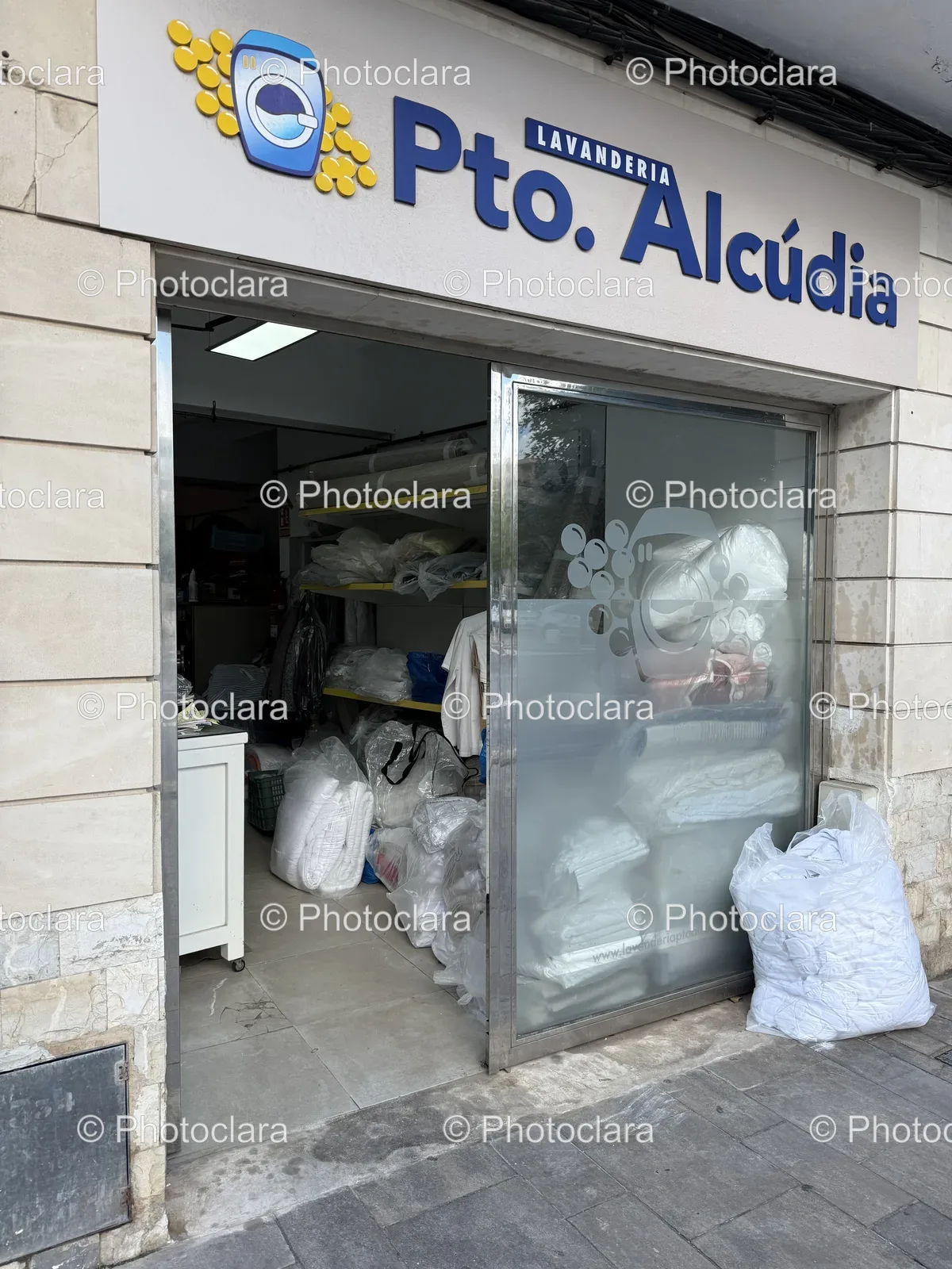 Lively-Storefront-Towel-Display-Signage-Pto-Alcudia.jpg