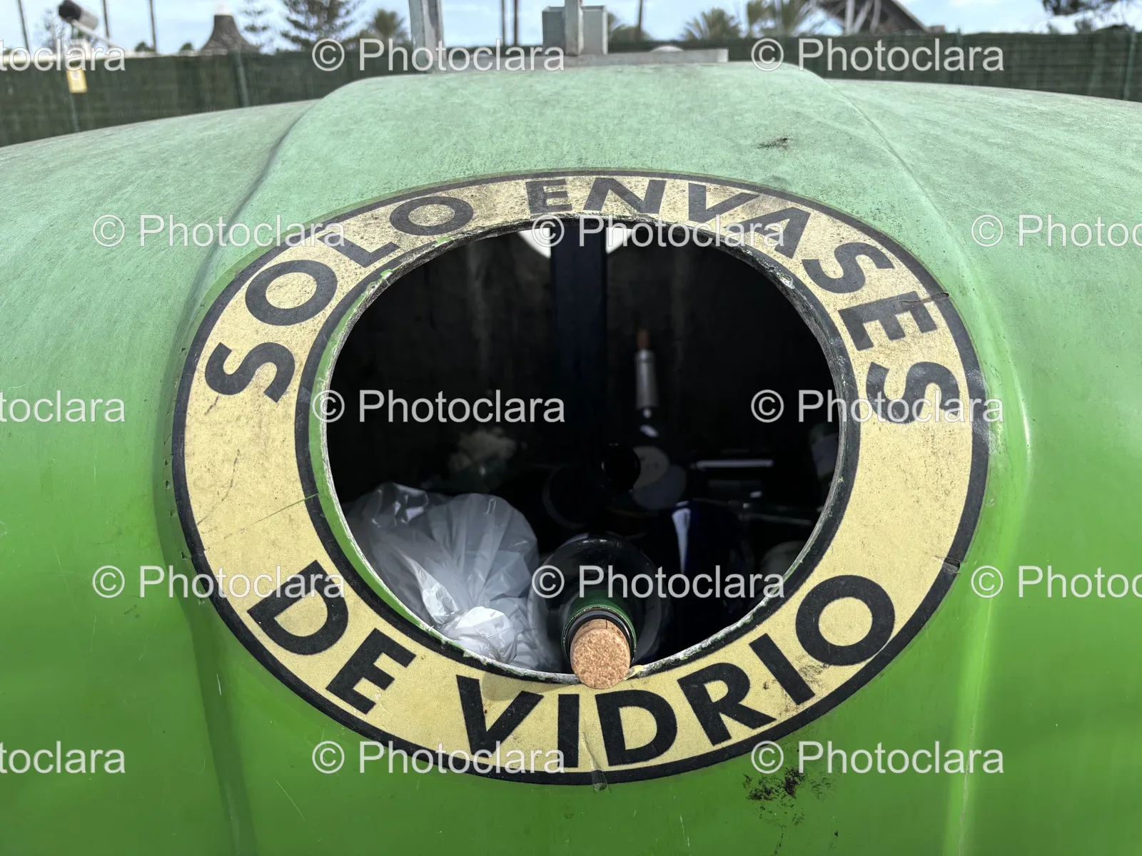 green-recycling-container-vidrio.jpg
