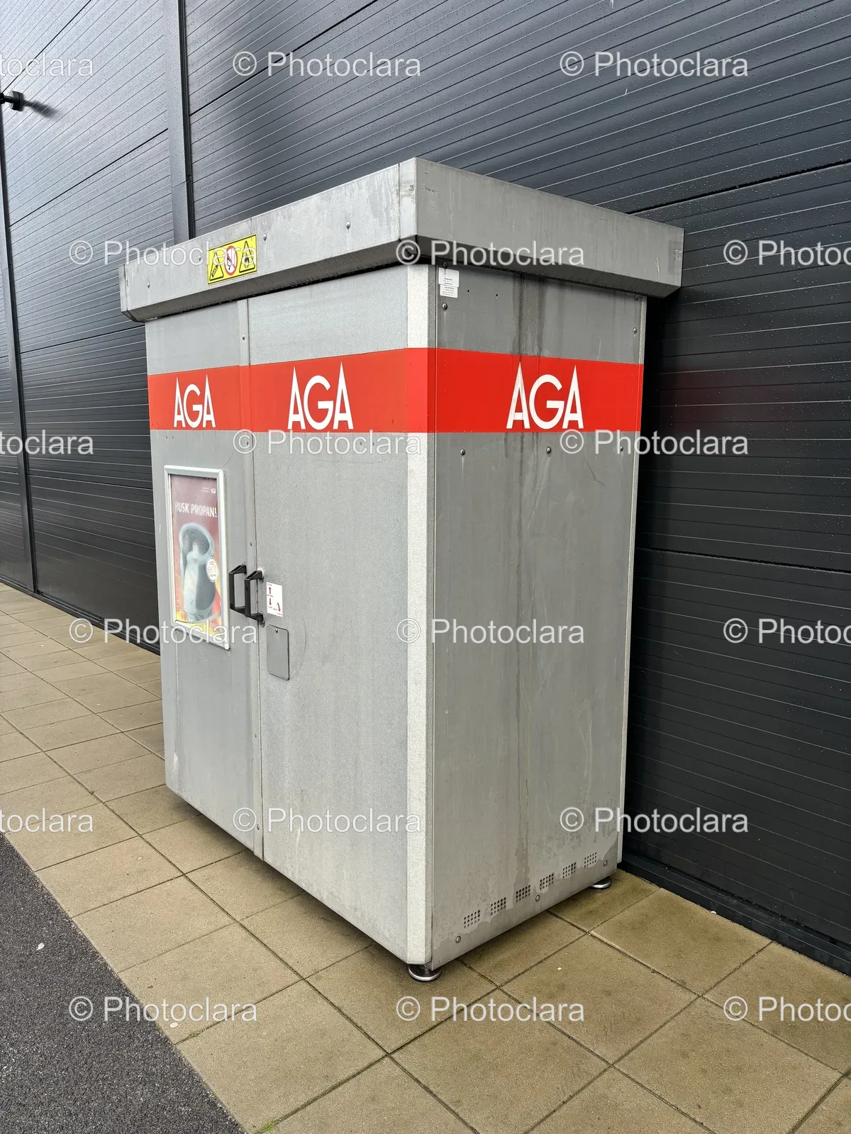 grey-box-red-stripes-AGA-text.jpg