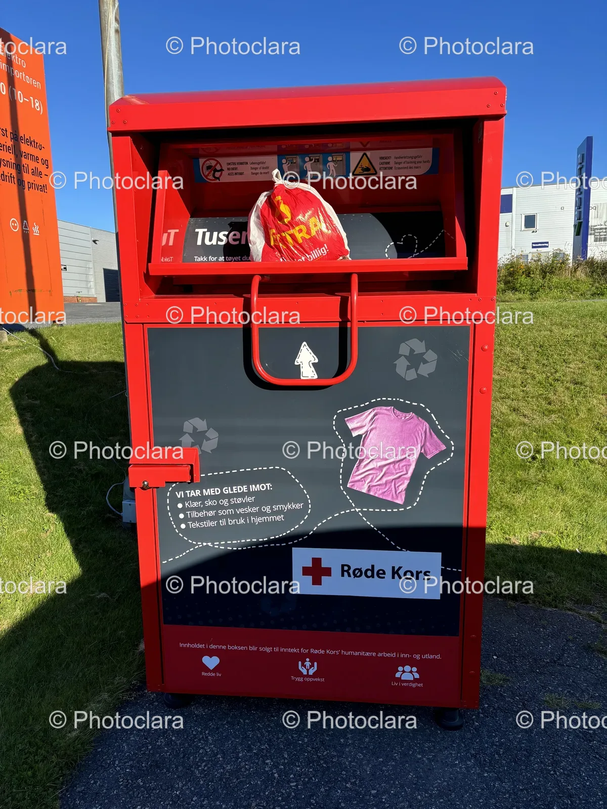 Red-Trash-Can-with-Bag.jpg