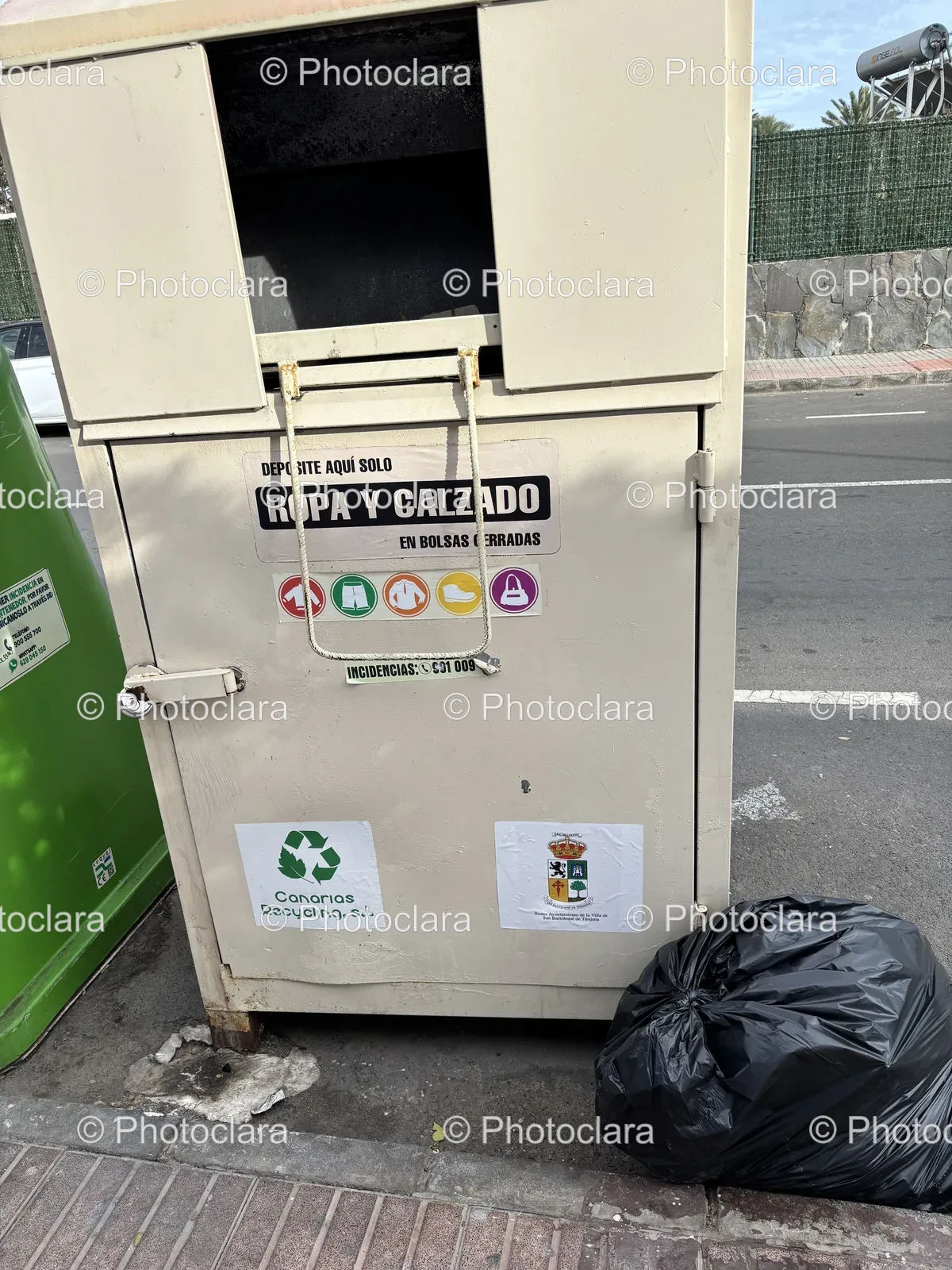 Urban-Trash-Can-with-Side-Bag-and-Multilingual-Signage.jpg