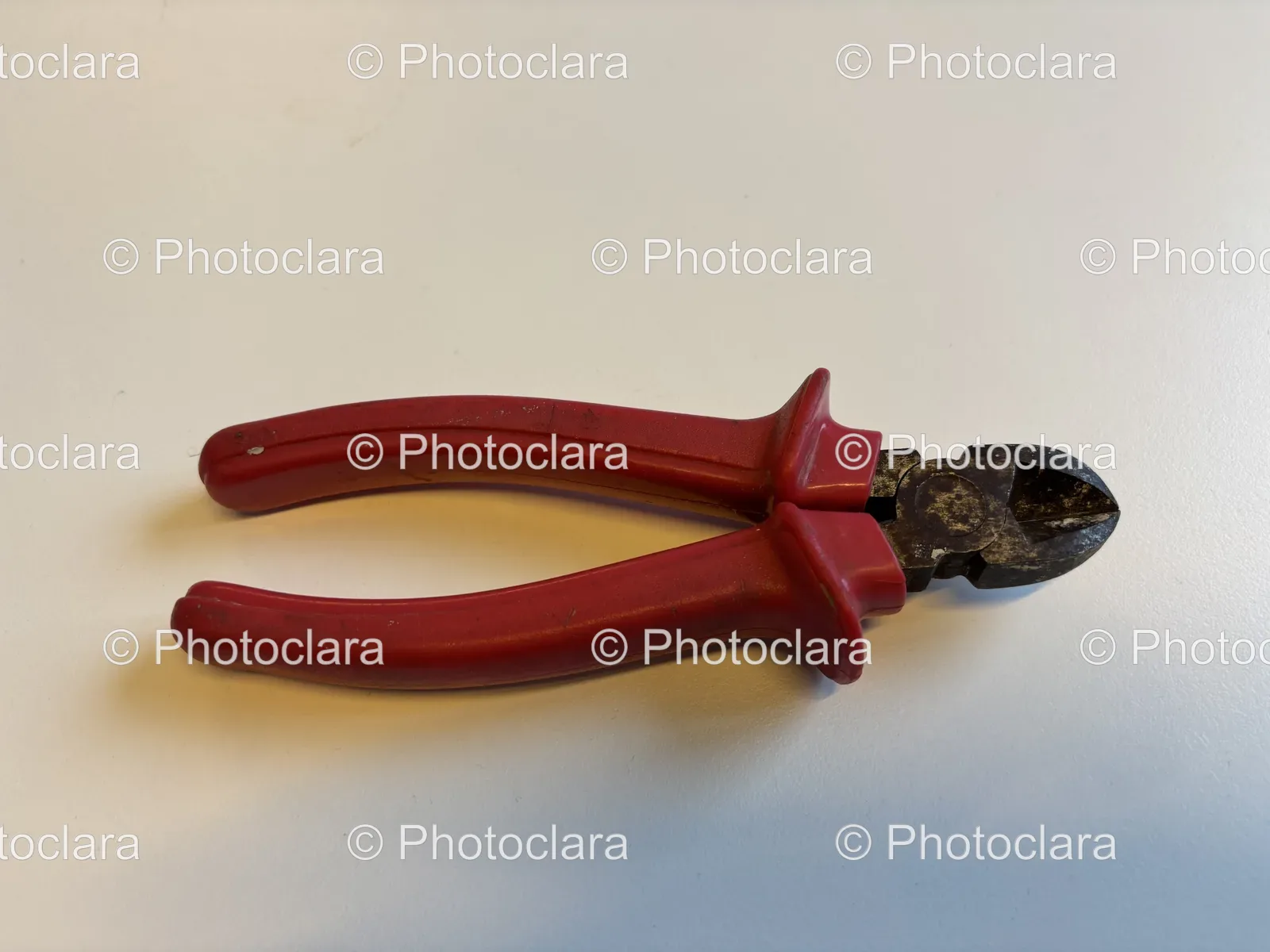 Red-and-Black-Wire-Cutters.jpg