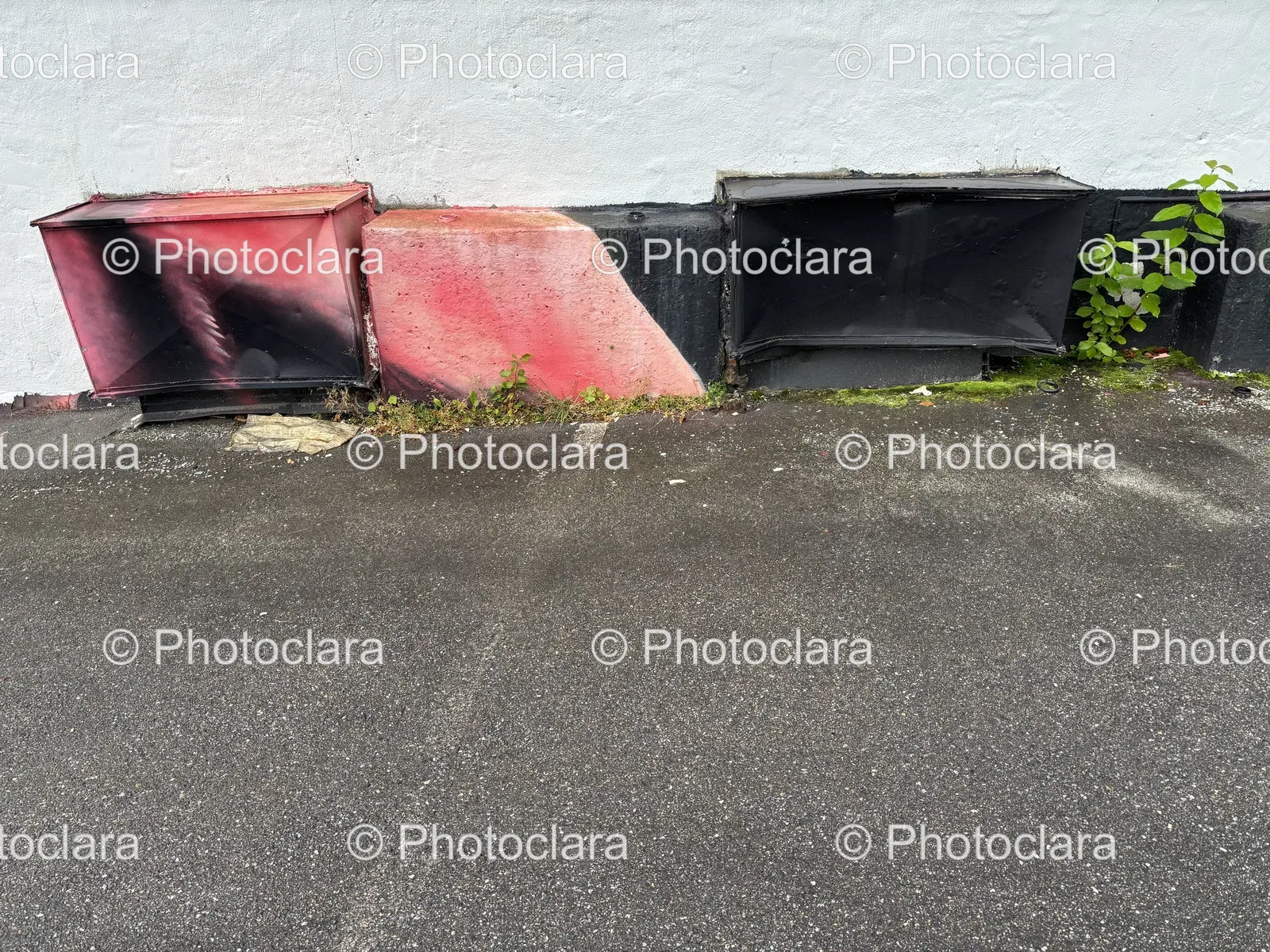 Black-and-Red-Square-Boxes-on-a-Wall.jpg