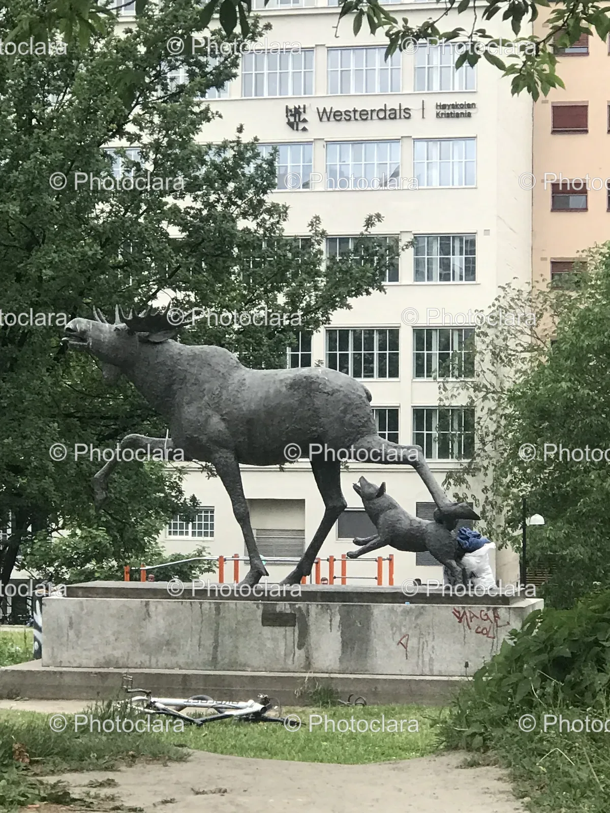 Statue-of-a-Moose-and-Dog.jpg