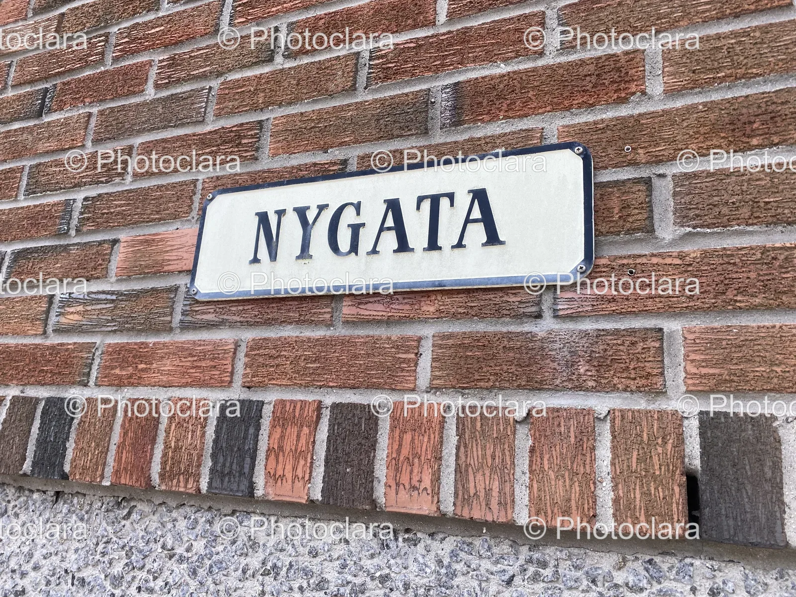 Brick-Wall-Sign-on-NyGata.jpg