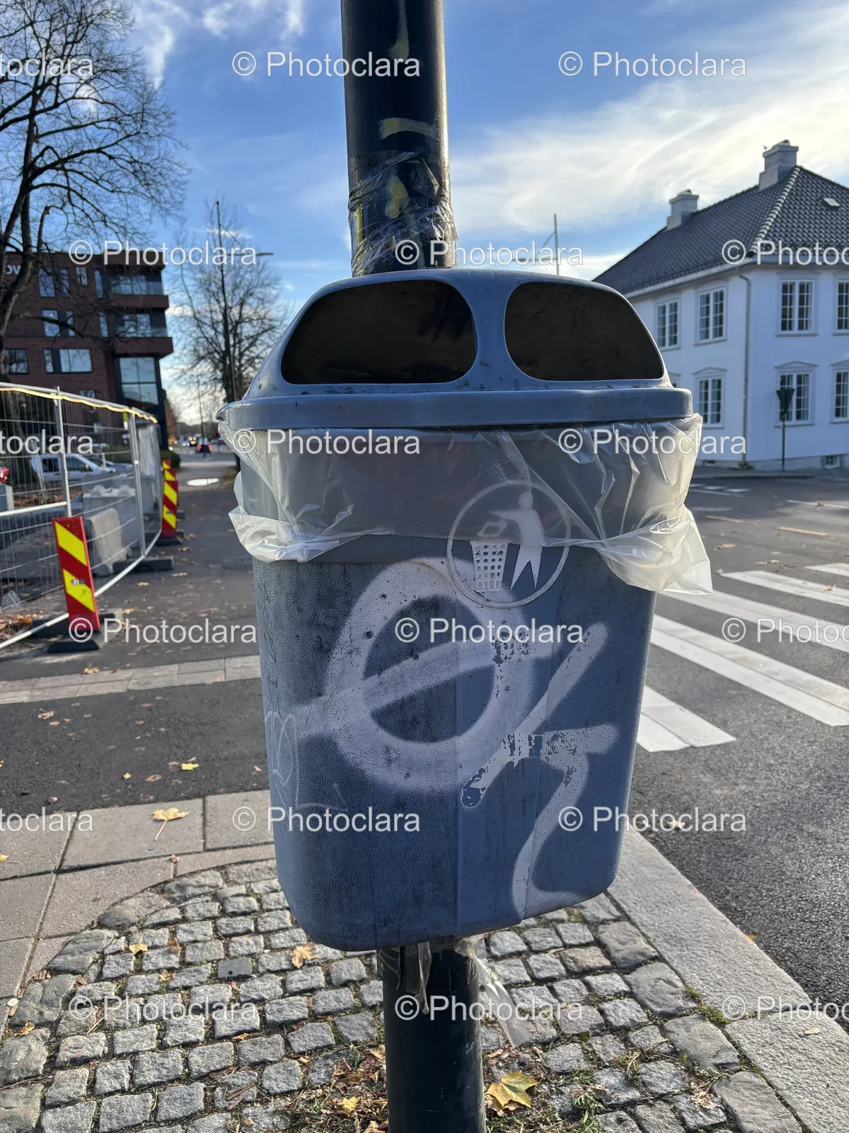 Outdoor-Trash-Can-on-a-Pole.jpg