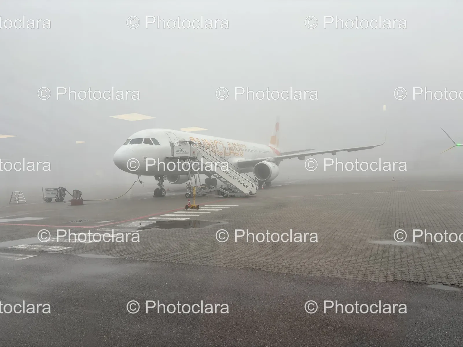 Airplane-on-Runway-in-Fog-Wideroe.jpg