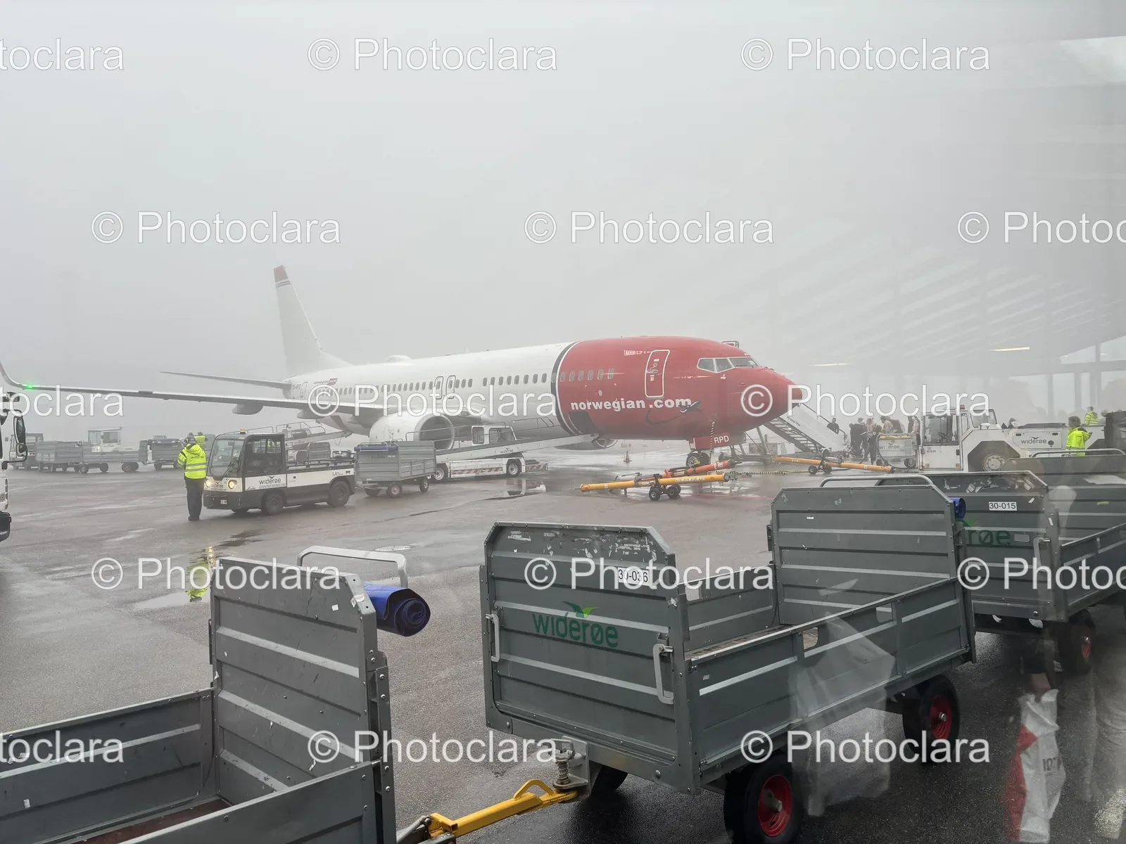 airplane-parked-in-fog-airport.jpg
