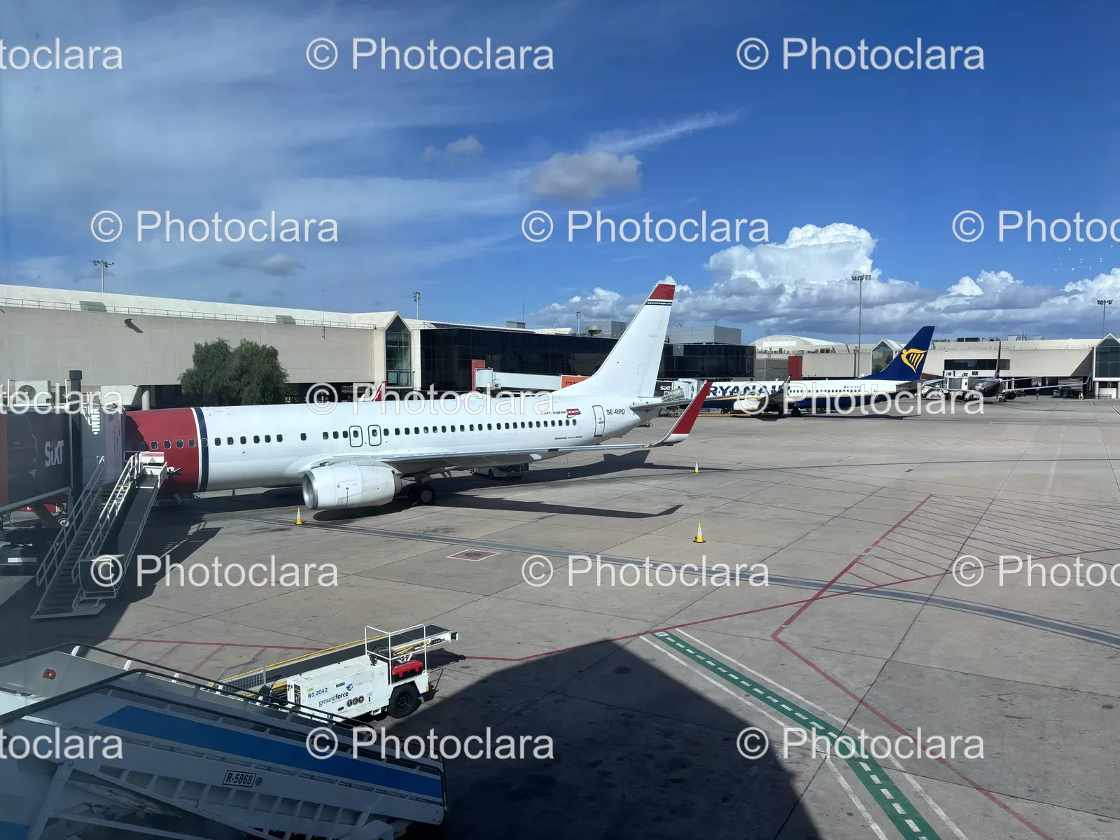 Airplanes-Parked-at-an-Airport.jpg