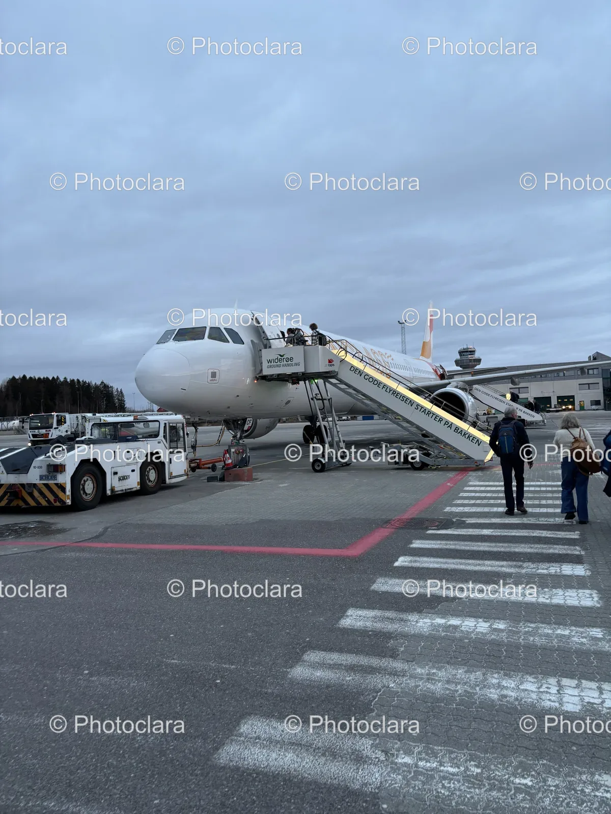 Boarding-Passengers-Wideroe-Flight.jpg
