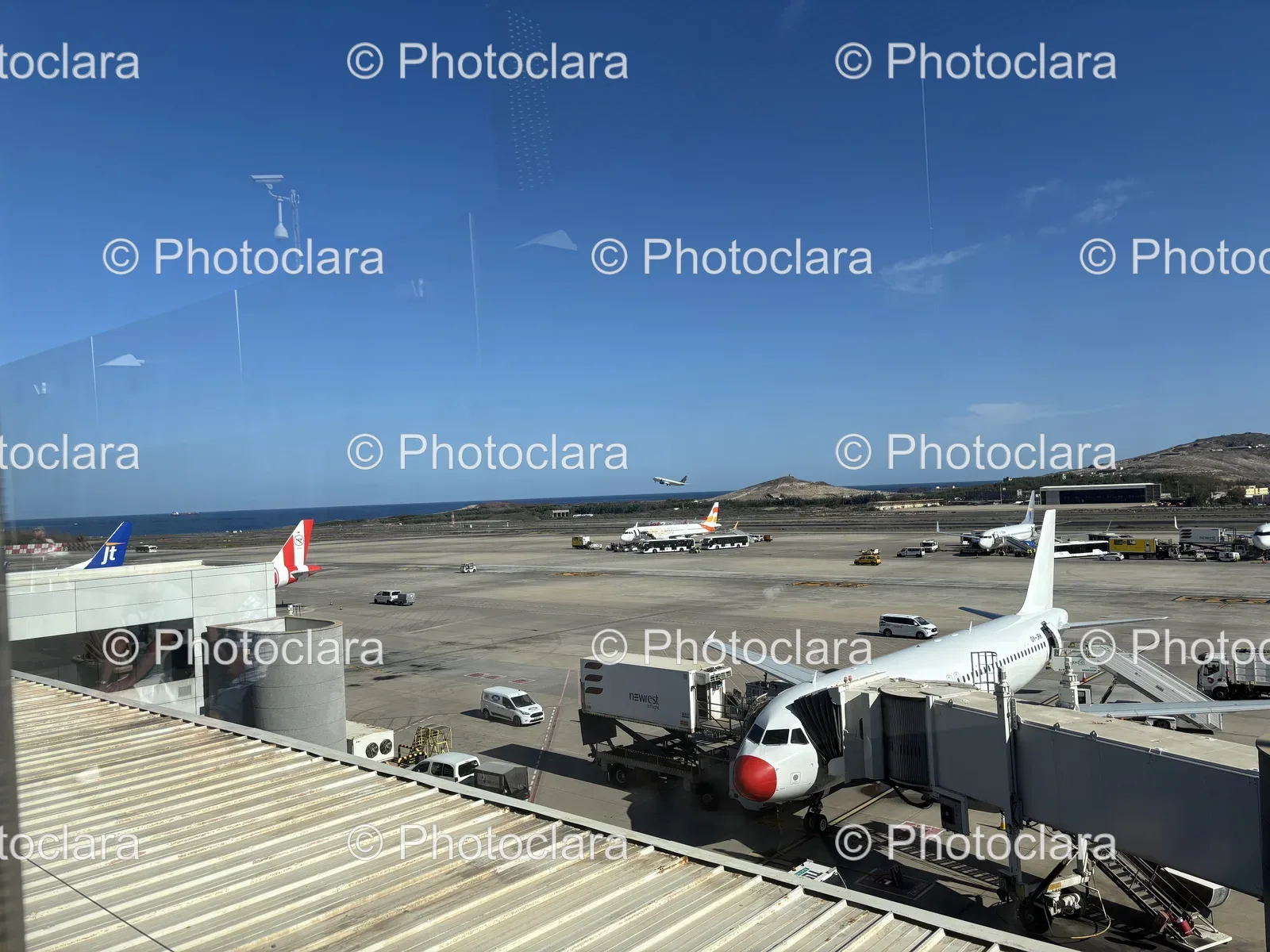 Airplanes-Parked-at-the-Airport.jpg