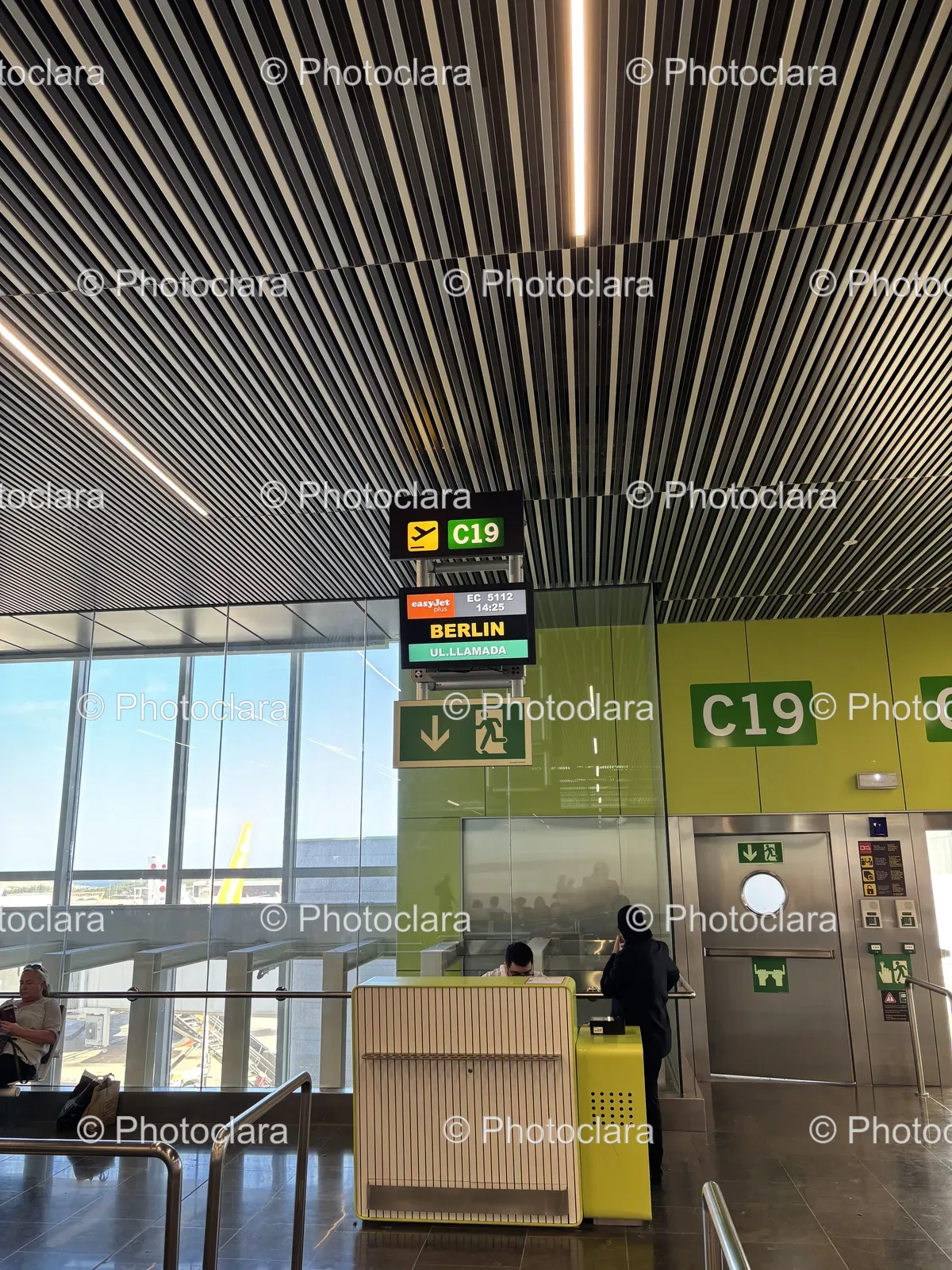 Crowd-at-Berlin-Airport-Gate-C19.jpg