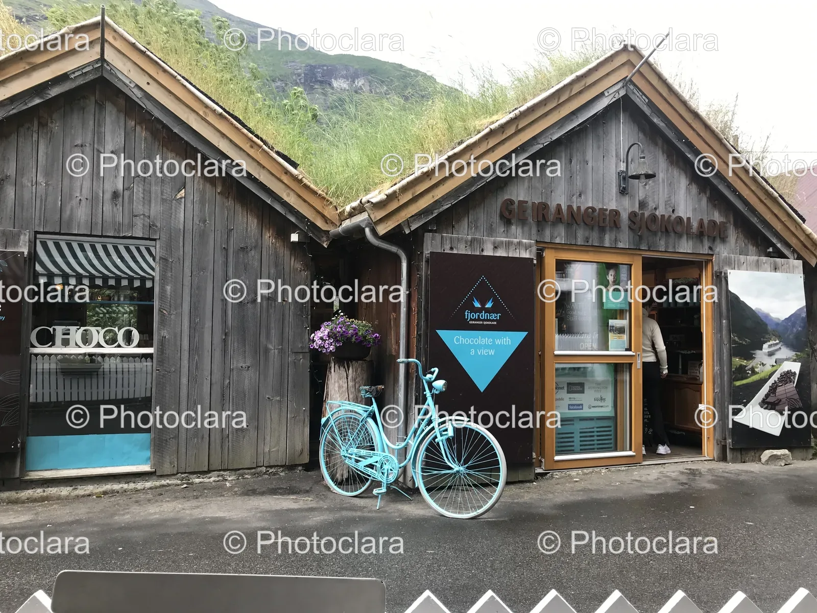 blue-bicycle-parked-outside-building.jpg