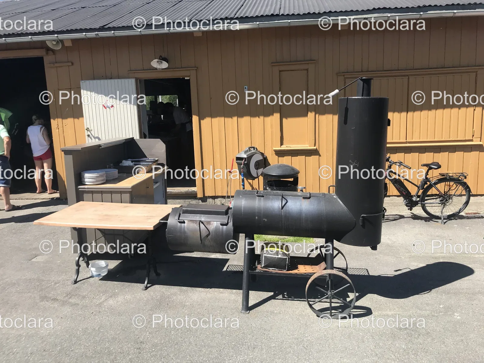 Grill-Outside-Building-with-Bicycle-Wheel.jpg