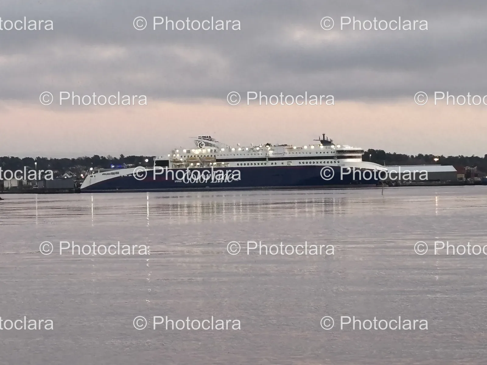 majestic-cruise-liner-on-the-ocean.jpg