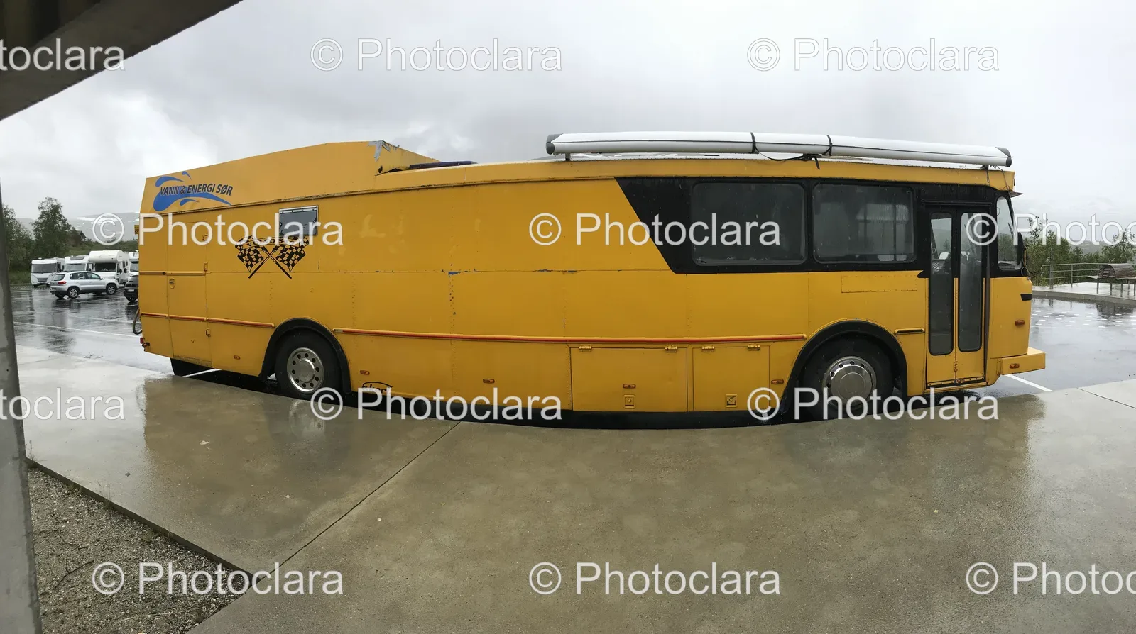 Yellow-Bus-Parked-Concret-VANN-ENERGI.jpg