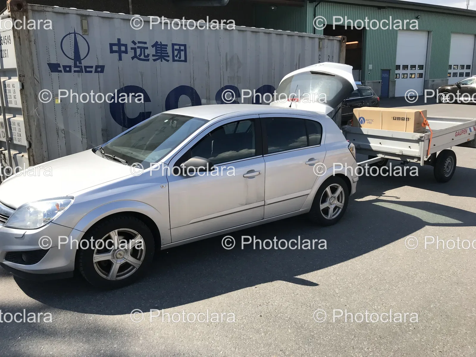 car-with-open-trunk.jpg