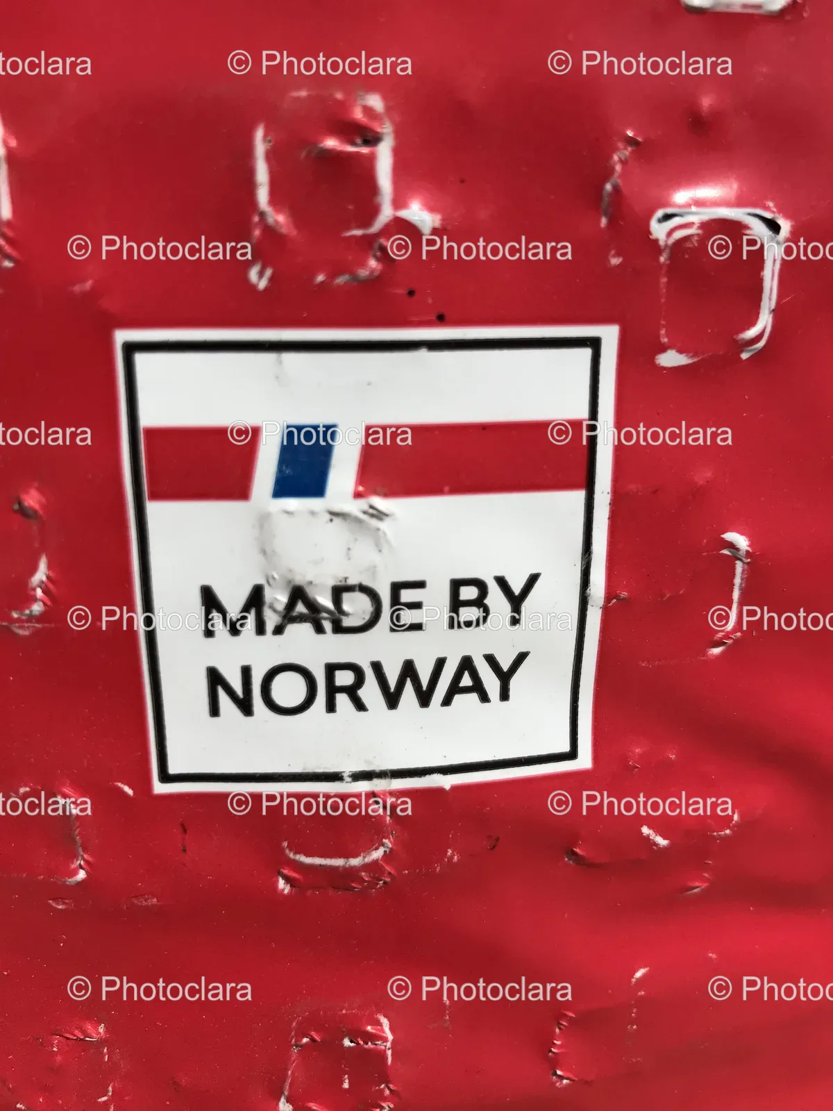 Red-Metal-Surface-White-Blue-Sticker-MADE-BY-NORWAY.jpg